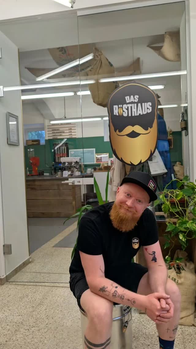 es über 90 Gesäusepartner gibt? 😍
Heute durften wir in Admont beim @das_roesthaus live dabei sein, wie Kaffee geröstet wird ☕🔥
Der Duft? Gefährlich gut 😄
Natürlich haben wir gleich Kaffee mitgenommen – und ab morgen landet er direkt in unserer Maschine beim Stiegenwirt in Palfau.
Heißt für dich:
Vorbeikommen, probieren und selbst überzeugen ☕👌
#stiegenwirt_palfau #gesäusepartner #steirischeeisenwurzen #steirischeswirtshaus