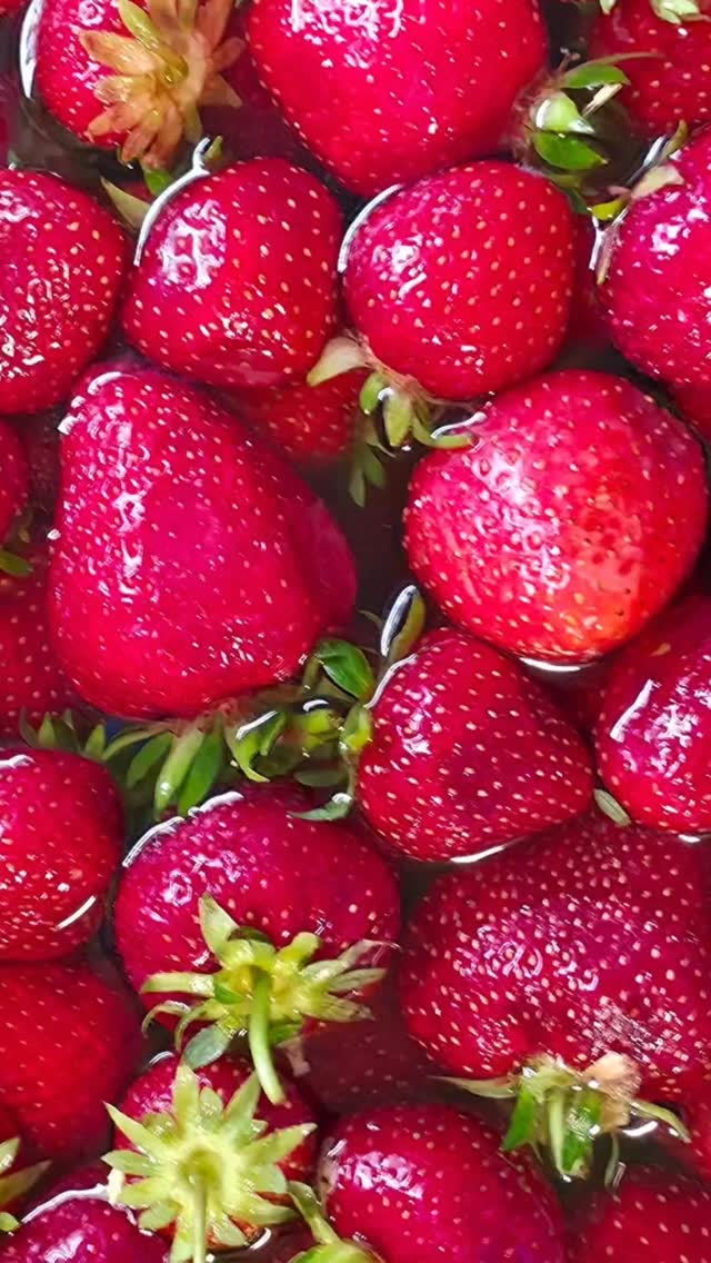 🍓 Heute werden die süßen Erdbeeren für den Genuss im Winter verarbeitet.
Frisch geerntet, sorgfältig ausgewählt und mit viel Liebe eingekocht, damit der Geschmack des Sommers auch an kalten Tagen auf den Frühstückstisch kommt. ☀️✨
#stiegenwirt_palfau #naturparksteirischeeisenwurzen #palfau