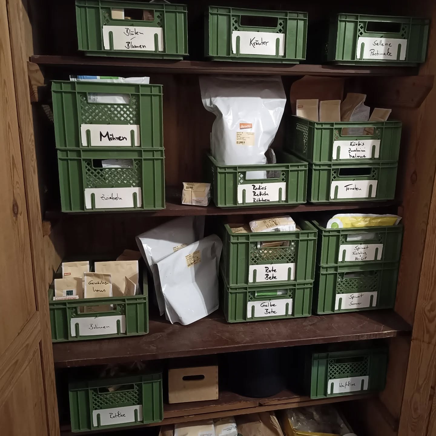 Wenn sich der Schrank für's #saatgut immer weiter füllt und die Jungpflanzen sowieso schon lan....