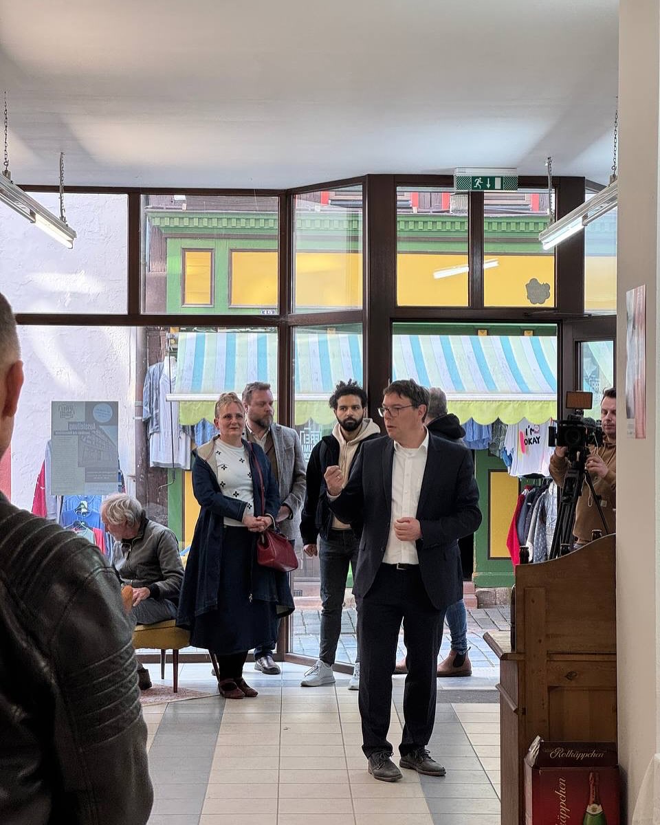 Ausstellung „Leerstände sind Potenzialräume“ – ein erfolgreicher Auftakt für den Dialog
Die Ausstellung „Leerstände sind Potenzialräume“ liegt schon ein paar Tage zurück – und sie war ein voller Erfolg: Rund 200 Besucherinnen und Besucher kamen in den fünf Ausstellungstagen vorbei, um sich zu informieren, auszutauschen und ihre Sicht auf Schmalkaldens Innenstadt einzubringen.
In zahlreichen Gesprächen teilten Bürgerinnen und Bürger sowie Interessierte ihre Perspektiven, Ideen und Wünsche zur zukünftigen Entwicklung der Innenstadt. Deutlich wurde: Es gibt viel Engagement, viele Gedanken und den Wunsch nach gemeinsamer Gestaltung.
Die Ausstellung war damit nicht nur ein Ort der Information, sondern vor allem ein Raum für Begegnung und Dialog. Der Auftakt ist gemacht – jetzt geht es darum, die Impulse mitzunehmen und weiter gemeinsam an einer lebendigen Innenstadt zu arbeiten.
Deine Idee braucht Raum? Bewirb dich jetzt für eines von vier FreiRaumStipendien in Schmalkalden!
www.freiraumstation.de
#schmalkalden #freiraumstation #leerstand #leerstandsbelebung #innenstadtentwicklung #diezukunftsoptimisten #thueringen #stadtgestaltung #ideenbrauchenRaum