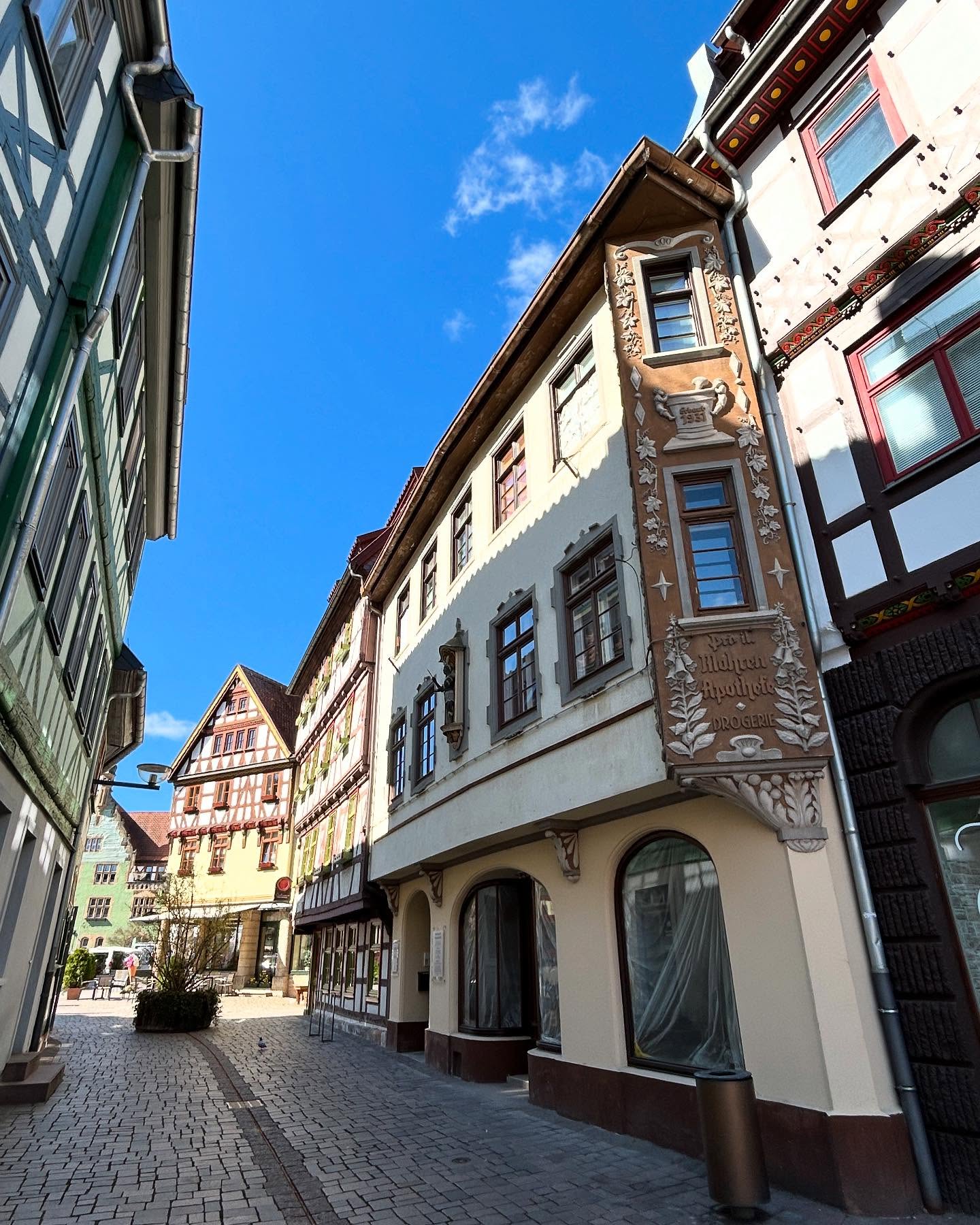 JETZT MIT IDEE FÜR SCHÖNE RÄUME IN SCHMALKALDEN BEWERBEN!
6 Monate kostenfreie Probenutzung, ab Juni 2025, ermöglicht dir einen guten Einstieg, deine Idee zu testen!!!
Darf ich mich vorstellen?
Hallo zusammen, wie sich die Zeiten doch ändern. Mein Grundriss hat sich immer wieder den Nutzungen, von Apotheke zum Modefachgeschäft, entsprechend angepasst. Doch jetzt fühle ich mich leer. Dabei bin ich echt hübsch und habe dazu jede Menge Charm im Innenraum zu bieten. Ich bin klein, aber fein und biete Platz genug für deine Idee, ob temporäre künstlerische Aktionen oder kreative Projekte. Und wenn es dir mal zu bunt wird, kannst du dich in dein eigenes kleines Büro zurückziehen.
Adresse: Mohrengasse 1
Lage: Unweit des Altmarkt im historischen Stadtzentrum, umgeben von weiteren schönen Fachwerkhäusern
Anzahl der Räume: 5
Raum 1: ca. 28 qm offene Eingangsbereich
Raum 2: ca. 10 qm heller Raum mit Schaufenster
Raum 3: ca. 8 qm kleines Büro
Raum 4: ca. 12 qm Lager
Raum 5: ca. 4 qm Teeküche
Sanitäres: ja
Strom: vorhanden
Bewerbung unter www.freiraumstation.de
#schmalkalden #freiraumstation #leerstand #leerstandsbelebung #innenstadtentwicklung #diezukunftsoptimisten #thueringen #stadtgestaltung #ideenbrauchenRaum