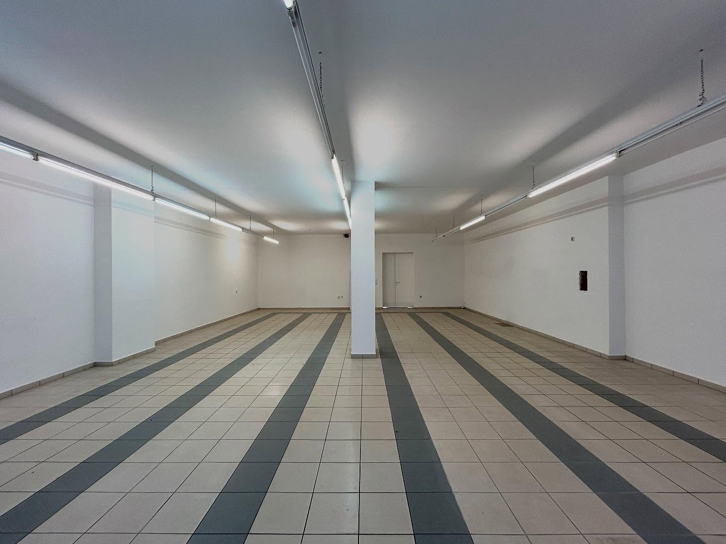 JETZT MIT IDEE FÜR SCHÖNE LADENFLÄCHE IN SCHMALKALDEN BEWERBEN!
6 Monate kostenfreie Probenutzung, ab Juni 2025, ermöglicht dir einen guten Einstieg, deine Idee zu testen!!!
Darf ich mich vorstellen?
Hallo! Ich bin’s, die einstige Heimat einer Lebensmittel-Filiale in Schmalkalden besser bekannt als Treppenkonsum. Nach etwas Ruhe im Karton würde ich mich riesig freuen, wenn auf meiner Verkaufsfläche endlich wieder Leben einzieht. Platz genug für eine neue Nutzungsidee, ein kreatives Projekt oder ein Ort der Begegnung wäre da, denn ich becirce mit praktischem Grundschnitt.
Wer verstecken spielen will, ist in meinem Inneren allerdings auf verlorenem Posten, denn hier werden du und deine Arbeit definitiv gesehen. Immer. Wenn du es schön licht magst und kein Problem damit hättest, wenn dich neugierige Passanten spontan bei deinem Wirken beobachten, bist du bei mir richtig. Ich persönlich fänd’s ja mega, wenn jemand mein Potenzial entdeckt und nutzt.
Adresse: Lutherplatz 13 Zugang (über Steingasse)
Lage: am „Laufweg der Stadt“ zwischen Marktplatz und Lutherplatz, auf dem Weg zum Lutherhaus, in der direkten Nachbarschaft befinden sich eine Apotheke, ein Schmuckladen und Modegeschäfte, umgeben von den schönsten Fachwerkhäusern
Anzahl der Räume: 1
Raum 1: ca. 100 qm mit 2 großen Schaufensterfronten
Sanitäres: ja, WC mit Waschtisch
Strom: vorhanden
Bewerbung unter www.freiraumstation.de
#schmalkalden #freiraumstation #leerstand #leerstandsbelebung #innenstadtentwicklung #diezukunftsoptimisten #thueringen #stadtgestaltung #ideenbrauchenRaum