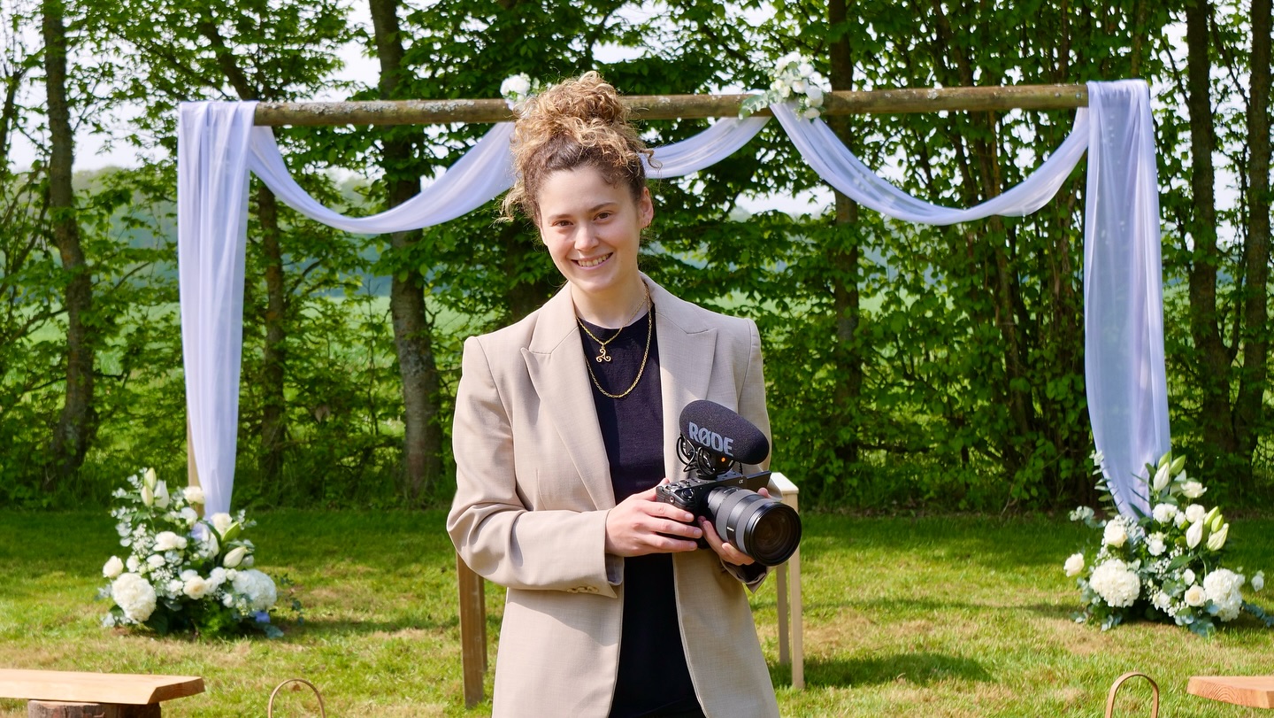 Toujours prête à dégainer ma caméra pour filmer vos plus beaux moments de vie 🎥🌿 N’hésitez pas à me contacter pour vos films de mariage, ou tout autre événement à immortaliser 🥰
Même pour des projets de dernières minutes, je reste à votre disposition 👌🏼
#vidéastemariage #videastebretagne #autoentrepreneur #filmdemariage #bretagne #evenementiel