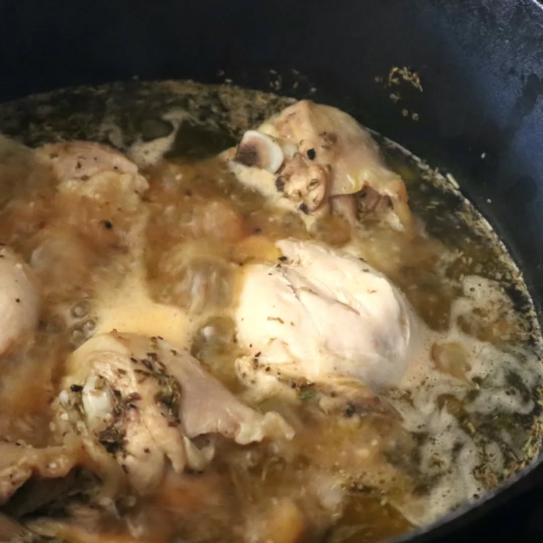 Pollo alla Cacciatora: Italiens berühmtes Schmorhähnchen. Zartes Hähnchen, eine duftende Kräutersauce und ein Hauch von Wein. Pollo alla Cacciatora ist ein einfaches Gericht, das die Seele wärmt. Hol dir ein Stück italienische Lebensfreude auf deinen Teller! #liebegehtdurchdenmagen #kochenmitliebe #kochenmachtspass #essenmachtglucklich #essen #lecker #leckeressen #abendessen #mittagessen #dinner #dinnertime #hobbykoch #kartoffeln #foodporn #foodblogger #foodie #foodphotography #foodstagram #instafood #foodies #foodlover #spanishfood #mediterrane #mediterrane-delites #italianfood