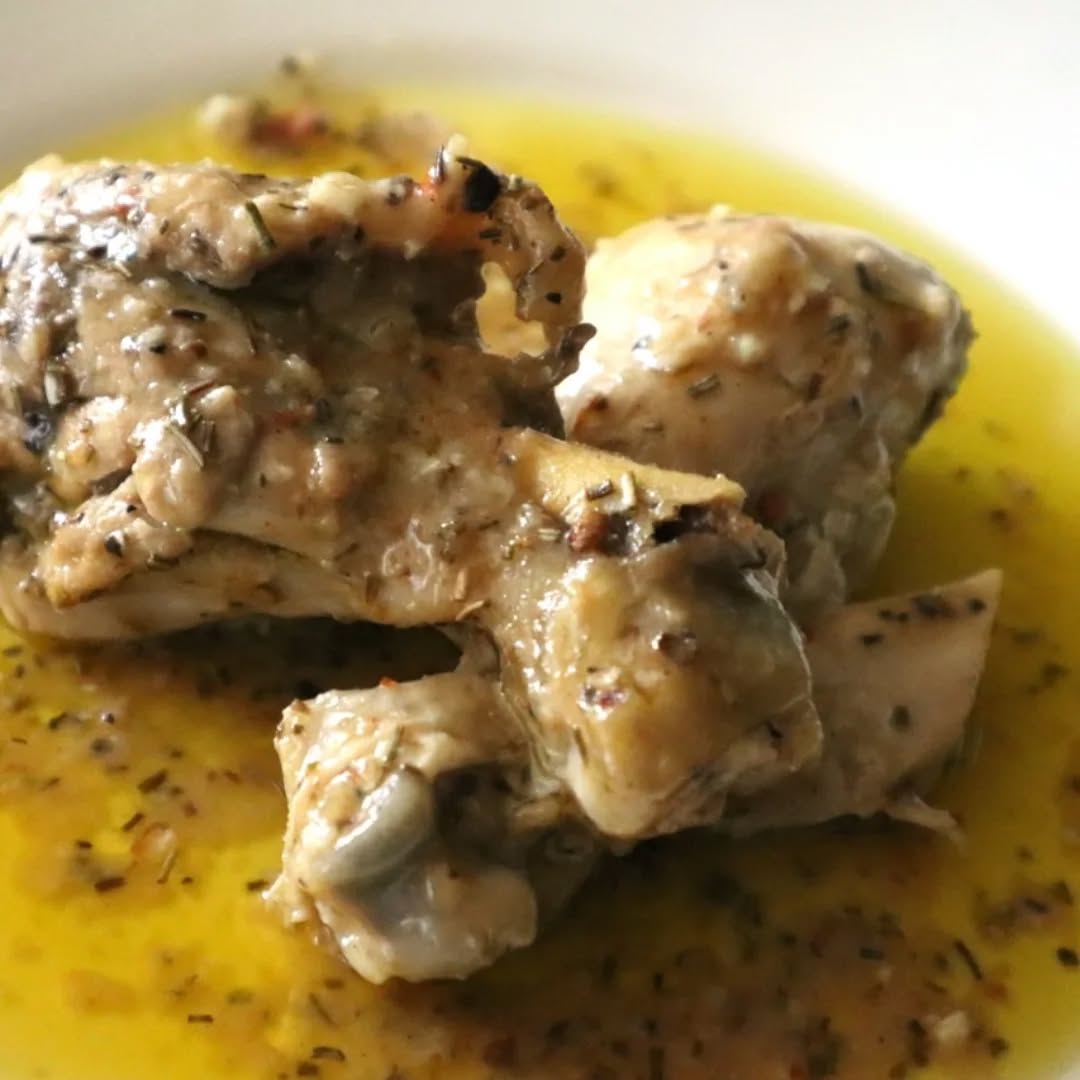 Pollo alla Cacciatora: Italiens berühmtes Schmorhähnchen. Zartes Hähnchen, eine duftende Kräutersauce und ein Hauch von Wein. Pollo alla Cacciatora ist ein einfaches Gericht, das die Seele wärmt. Hol dir ein Stück italienische Lebensfreude auf deinen Teller! #liebegehtdurchdenmagen #kochenmitliebe #kochenmachtspass #essenmachtglucklich #essen #lecker #leckeressen #abendessen #mittagessen #dinner #dinnertime #hobbykoch #kartoffeln #foodporn #foodblogger #foodie #foodphotography #foodstagram #instafood #foodies #foodlover #spanishfood #mediterrane #mediterrane-delites #italianfood