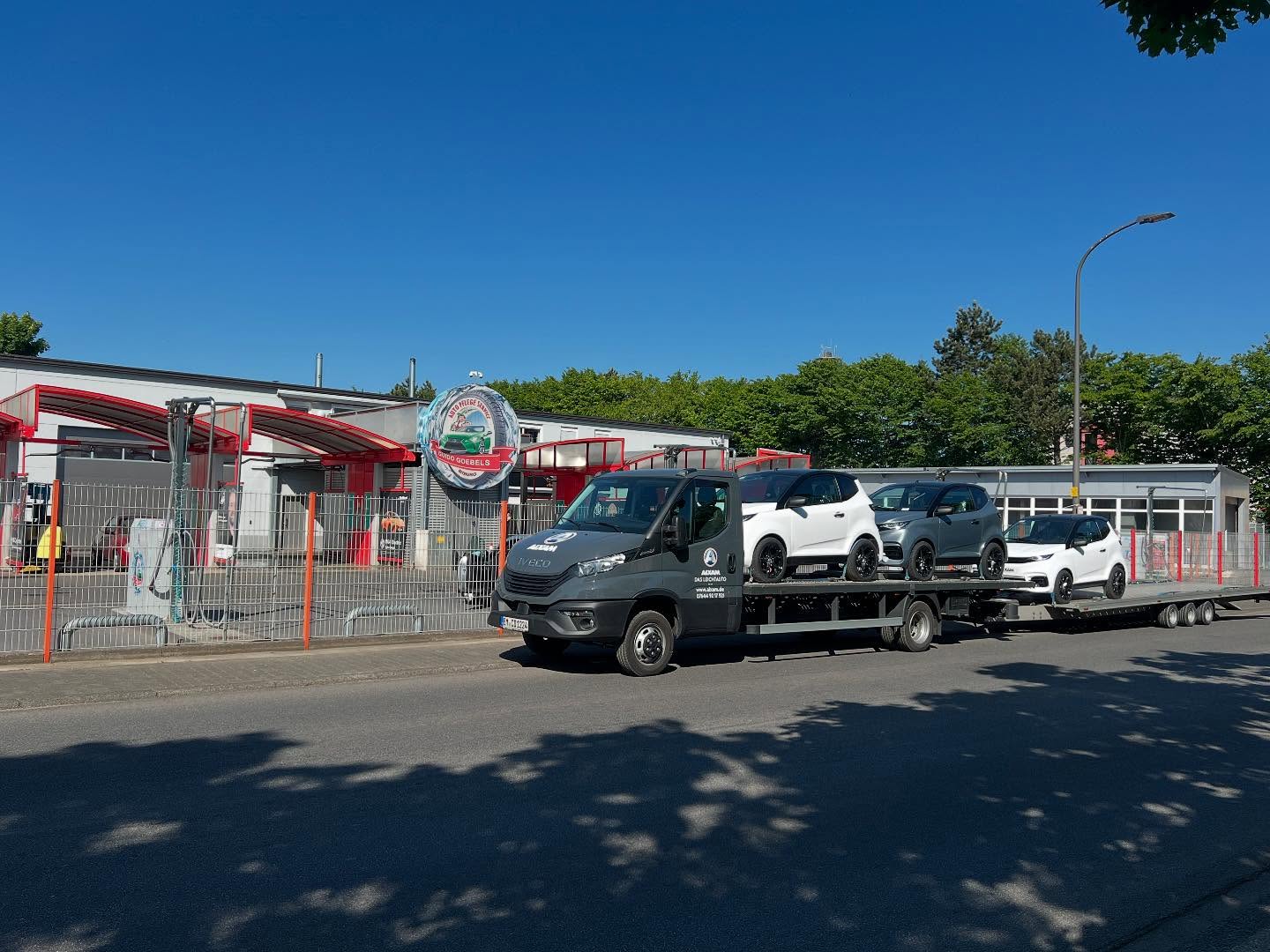 Wir starten durch – der erste Transport ist da!
Der Vertrag ist unterschrieben – und wir legen direkt los!
Unser neuer Autohandel eröffnet in wenigen Wochen offiziell, aber:
Wir sind jetzt schon vor Ort und verkaufen bereits Fahrzeuge!
Letzte Woche ist die erste Lieferung angekommen – und wir könnten nicht glücklicher sein!
Kommt vorbei, schaut euch um, und sichert euch euer neues Auto schon vor der Eröffnung.
Wir freuen uns auf euch!
Auto Pflege Service Goebels
Südring 6-8, Bitburg
#AutoGoebels #AutohandelBitburg #Mopedautos #Neuwagen #Bitburg #Eröffnung #JetztSchonDa #aixamfriends #aixam #aixamhändler