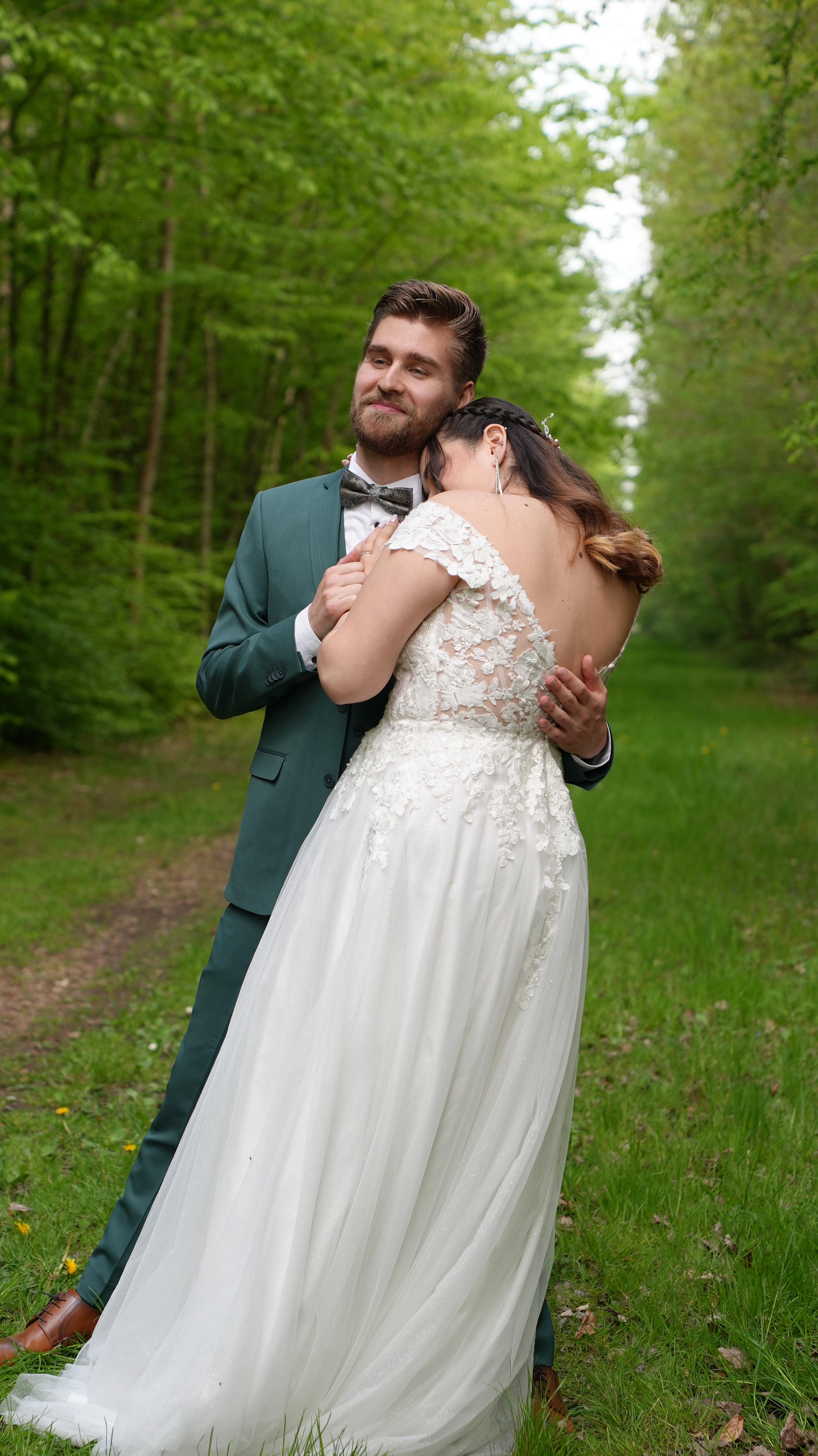 Résumé du film de mariage d’Alesandra et Paul 💍
Une magnifique célébration multiculturelle, de beaux discours, un lancer de lanternes, beaucoup d’émotions... ✨
N’hésitez-pas à me contacter pour vous aussi avoir le pouvoir de revivre et partager le plus beau jour de votre vie à travers votre film de mariage ! 
En faisant appel à mes services, vous vous offrirez un film qualitatif et artistique d’une trentaine de minutes, la durée parfaite pour pouvoir retracer au mieux votre journée de rêve. Je vous filmerais de la préparation des mariés, jusqu’à l’ouverture de bal, pour pouvoir réaliser un film unique qui vous ressemble. 🎥
RDV sur le site internet https://celticam.fr
Instagram : @celticam.production
Facebook : Celticam
Mail : celticamproduction@gmail.com