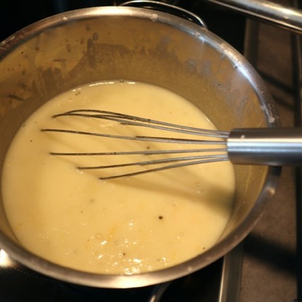 Lahanodolmades: Griechische Kohlrouladen wie bei Mama. Die Kohlrouladen: 1 Weißkohl, Salz, 500 g Rinderhackfleisch, 200 g Carolina-Reis, ½ TL Kreuzkümmel, 1 Zwiebel, 1 Knoblauchzehe, ⅓ Bund Dill, ⅓ Bund Minze, ⅓ Bund Petersilie
3 EL Rosmarin (gehackt), Pfeffer, 3–4 EL Olivenöl. Für die Sauce: 70 g Butter, 70 g Weizenmehl, 700 ml Wasser, 1 Hähnchen-Brühwürfel, Zitronenschale und -saft von 1–2 Bio-Zitronen, Pfeffer, 1 EL Olivenöl
Kohl vorbereiten:gGroßen Topf mit Salzwasser zum Kochen bringen, Strunk vom Kohls entfernen, mit der
Strunkseite nach unten ins kochende Wasser legen. Die äußeren Blätter mit einem Löffel nach und nach ablösen, sobald sie weich werden. Vorgang wiederholen, bis genug Blätter abgelöst sind. Die Blätter auf einen Gitter abkühlen lassen. Die Füllung: Hackfleisch, Reis und Kreuzkümmel in eine Schüssel geben. Zwiebel und Knoblauch fein hacken, dazugeben. Dill, Minze, Petersilie fein hacken, Stiele davon beiseitelegen. Gehackte Kräuter in die Schüssel geben. Salz, Pfeffer, Olivenöl hinzufügen, gut vermengen. In einen großen Topf die Kräuterstängel auf den Boden legen. Mit 2–3 Kohlblättern abdecken.
Die Kohlrouladen zubereiten: Von jedem Blatt die harte Mittelrippe einschneiden, entfernen. Die Enden etwas übereinnander legen, darauf 1 EL der Füllung geben. Fest einrollen, die Rouladen mit dem aufgerollten Ende nach unten dicht nebeneinander in den Topf legen, mit den restlichen Kohlblättern bedecken. Einen Teller obenauf als Gewicht legen. Mit Wasser bis zur Höhe des Tellers auffüllen, auf mittlerer Hitze ca. 1,5 Stunden köcheln lassen.
Zitronensauce: In einem Topf die Butter schmelzen, das Mehl einrühren, leicht anschwitzen. Wasser unter ständigem Rühren zugeben. Wenn die Sauce eindickt, vom Herd nehmen. Den zerdrücktren Brühwürfel, Zitronensaft, Zitronenschale, Pfeffer und Olivenöl einrühren, kurz köcheln lassen. Rouladen auf vorgewärmte Teller servieren. #griechischeKüche, #Kohlrouladen, #Lahanodolmades, #RezeptwiebeiMama, #Hausmannskost, #griechischesRezept, #Kindheitserinnerungen, #MediterraneKüche, #ComfortFood, #FoodLove, #TraditionellesEssen, #Soulfood, #GriechenlandGenuss, #EssenMitLiebe, #Rezeptideen, #foodstagram #HomemadeDelicious