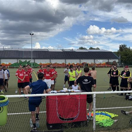 Sportfest für Vielfalt – was für ein Tag!
Am 29. Juni haben wir auf dem Sportplatz Rennbahnstraße gezeigt, wie bunt, offen und stark unsere Gesellschaft sein kann.
Menschen aus verschiedenen Kulturen, Religionen und Lebensrealitäten kamen zusammen – zum Reden, Lachen, Mitmachen und Bewegen.
Ob Sport oder Spiel, Tanz – alle waren willkommen.
Und alle haben eine Medaille bekommen – denn bei uns geht’s ums Miteinander, nicht ums Gewinnen.
Ein riesiges Dankeschön an alle Mitwirkenden & Kooperationspartner*innen:
@freizeithaus_ev
@stadtteilzentrumweissensee
@most.weissenseeost
@moskito_pankow
@pfefferwerk_stadtkultur
@sourcesdespoir.e.v
@kiezkicker.pfeffersport
@durchblicke
@butterfly_by_ym
@laufchallegeng
@joerg.vdf
@jfemahler20
@berlinerfv
SPORTBUNT des @lsbberlin 
Das war erst der Anfang.
Die Sportanlage Rennbahnstraße steht für Vielfalt, Offenheit und Zusammenhalt – und das soll so bleiben!
 
(Fotos von Mohammed El Ouahhabi, Stellvertretender Projektleiter beim Landessportbund Berlin e.V.)