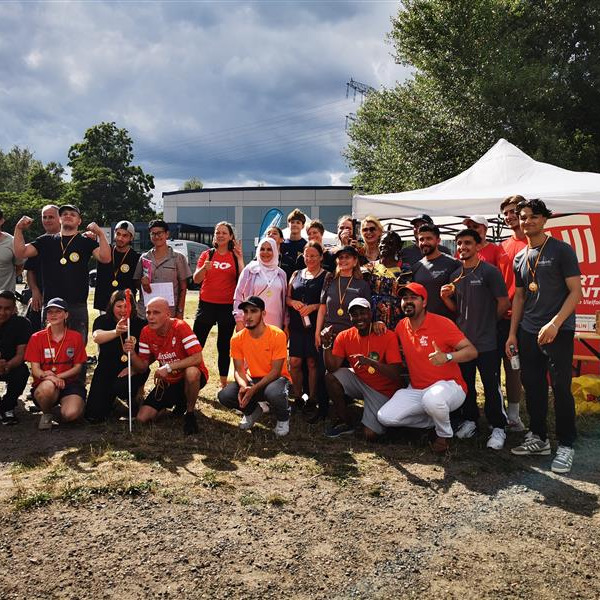 Sportfest für Vielfalt – was für ein Tag!
Am 29. Juni haben wir auf dem Sportplatz Rennbahnstraße gezeigt, wie bunt, offen und stark unsere Gesellschaft sein kann.
Menschen aus verschiedenen Kulturen, Religionen und Lebensrealitäten kamen zusammen – zum Reden, Lachen, Mitmachen und Bewegen.
Ob Sport oder Spiel, Tanz – alle waren willkommen.
Und alle haben eine Medaille bekommen – denn bei uns geht’s ums Miteinander, nicht ums Gewinnen.
Ein riesiges Dankeschön an alle Mitwirkenden & Kooperationspartner*innen:
@freizeithaus_ev
@stadtteilzentrumweissensee
@most.weissenseeost
@moskito_pankow
@pfefferwerk_stadtkultur
@sourcesdespoir.e.v
@kiezkicker.pfeffersport
@durchblicke
@butterfly_by_ym
@laufchallegeng
@joerg.vdf
@jfemahler20
@berlinerfv
SPORTBUNT des @lsbberlin 
Das war erst der Anfang.
Die Sportanlage Rennbahnstraße steht für Vielfalt, Offenheit und Zusammenhalt – und das soll so bleiben!
 
(Fotos von Mohammed El Ouahhabi, Stellvertretender Projektleiter beim Landessportbund Berlin e.V.)