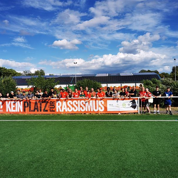Sportfest für Vielfalt – was für ein Tag!
Am 29. Juni haben wir auf dem Sportplatz Rennbahnstraße gezeigt, wie bunt, offen und stark unsere Gesellschaft sein kann.
Menschen aus verschiedenen Kulturen, Religionen und Lebensrealitäten kamen zusammen – zum Reden, Lachen, Mitmachen und Bewegen.
Ob Sport oder Spiel, Tanz – alle waren willkommen.
Und alle haben eine Medaille bekommen – denn bei uns geht’s ums Miteinander, nicht ums Gewinnen.
Ein riesiges Dankeschön an alle Mitwirkenden & Kooperationspartner*innen:
@freizeithaus_ev
@stadtteilzentrumweissensee
@most.weissenseeost
@moskito_pankow
@pfefferwerk_stadtkultur
@sourcesdespoir.e.v
@kiezkicker.pfeffersport
@durchblicke
@butterfly_by_ym
@laufchallegeng
@joerg.vdf
@jfemahler20
@berlinerfv
SPORTBUNT des @lsbberlin 
Das war erst der Anfang.
Die Sportanlage Rennbahnstraße steht für Vielfalt, Offenheit und Zusammenhalt – und das soll so bleiben!
 
(Fotos von Mohammed El Ouahhabi, Stellvertretender Projektleiter beim Landessportbund Berlin e.V.)