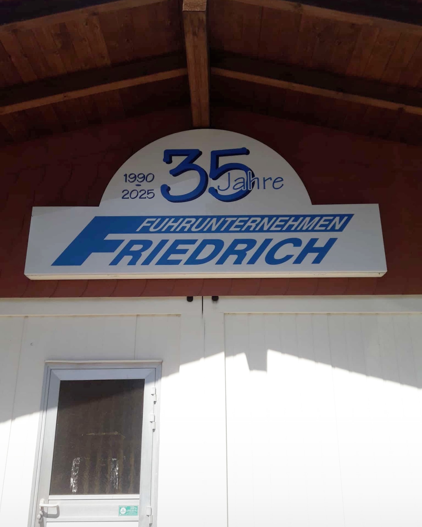 35 Jahre Fuhrunternehmen Friedrich 🎉
1990 begann es mit dem ersten LKW. Heute sind seit diesem Start 35 Jahre vergangen. 35 Jahre voller Kilometer, Herausforderungen, treuer Kunden und großartiger Mitarbeiter.
Wir sagen DANKE 🙏🏻
🙏🏻 für das Vertrauen unserer Kunden und
👋🏼 für das tägliche Engagament unseres Teams
Wir schauen voller Vorfreude auf den weiteren gemeinsamen Weg, der vor uns liegt.
Ein Hoch auf alles was noch kommt 🥂
#fuhrunternehmenfriedrich #jubiläum #danke #lkwfahren