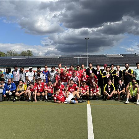 Sportfest für Vielfalt – was für ein Tag!
Am 29. Juni haben wir auf dem Sportplatz Rennbahnstraße gezeigt, wie bunt, offen und stark unsere Gesellschaft sein kann.
Menschen aus verschiedenen Kulturen, Religionen und Lebensrealitäten kamen zusammen – zum Reden, Lachen, Mitmachen und Bewegen.
Ob Sport oder Spiel, Tanz – alle waren willkommen.
Und alle haben eine Medaille bekommen – denn bei uns geht’s ums Miteinander, nicht ums Gewinnen.
Ein riesiges Dankeschön an alle Mitwirkenden & Kooperationspartner*innen:
@freizeithaus_ev
@stadtteilzentrumweissensee
@most.weissenseeost
@moskito_pankow
@pfefferwerk_stadtkultur
@sourcesdespoir.e.v
@kiezkicker.pfeffersport
@durchblicke
@butterfly_by_ym
@laufchallegeng
@joerg.vdf
@jfemahler20
@berlinerfv
SPORTBUNT des @lsbberlin 
Das war erst der Anfang.
Die Sportanlage Rennbahnstraße steht für Vielfalt, Offenheit und Zusammenhalt – und das soll so bleiben!
 
(Fotos von Mohammed El Ouahhabi, Stellvertretender Projektleiter beim Landessportbund Berlin e.V.)