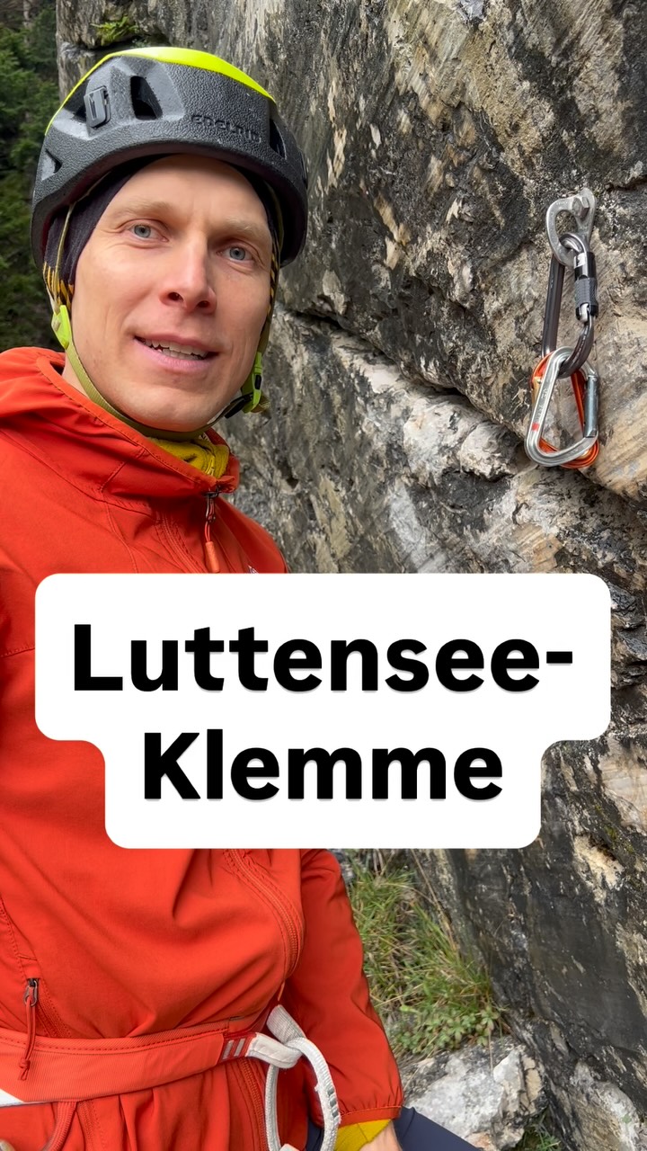 Die Luttensee-Klemm ist etwas unbekannter als die Garda-Klemme, jedoch mit dem Vorteil den Knoten unter Last lösen zu können.
Der Vorteil den Knoten zu lösen und die Last abzulassen kann je nach Situation gerade in der Behelfsmäßigen Bergrettung ein Vorteil sein.
Das einlegen des Knotens ist ähnlich einfach wie bei der Garda-Klemme, die Luttensee-Klemme ist auch mit zwei Verschließbaren Karabinern möglich, da der Verschluss nicht im weg ist und wie bei der Garda-Klemme die Funktion beeinflussen kann.
#bergrettung
#techtip
#bergsteigen
#klettern
#mountaineering