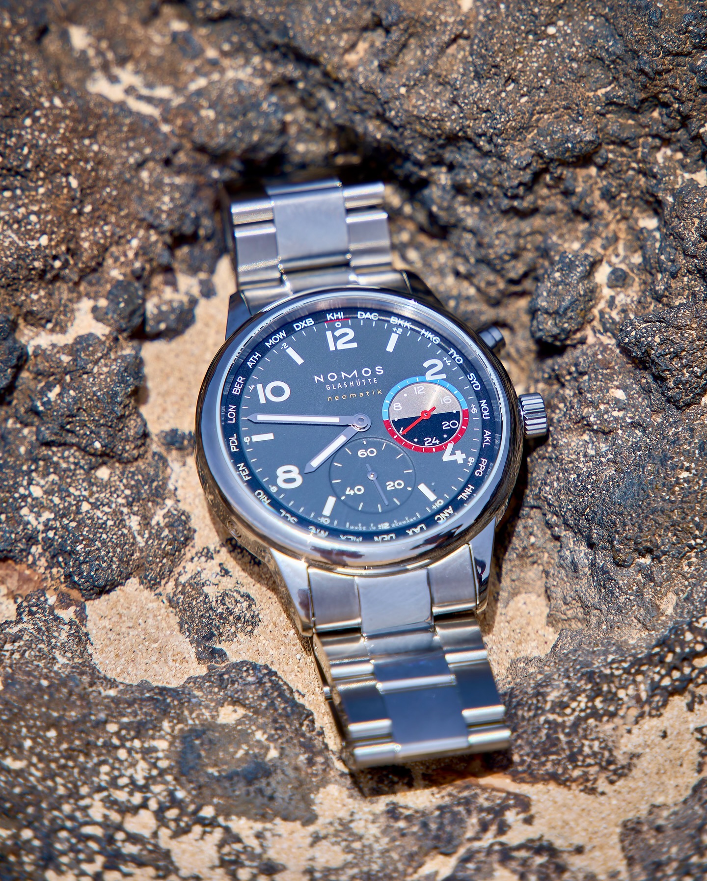 Time moves differently when you’re far from home. That’s why I rely on the new Worldtimer neomatic
by @nomos_glashuette . It’s more than a beautiful timepiece – it’s a reminder that I can stay connected to any place I’ve ever called home, wherever I am. Thanks to its clever world time function, I’m always in sync with time – no matter where the journey takes me. 🌍
#nomos #nomosglashuette #nomosworldtimer