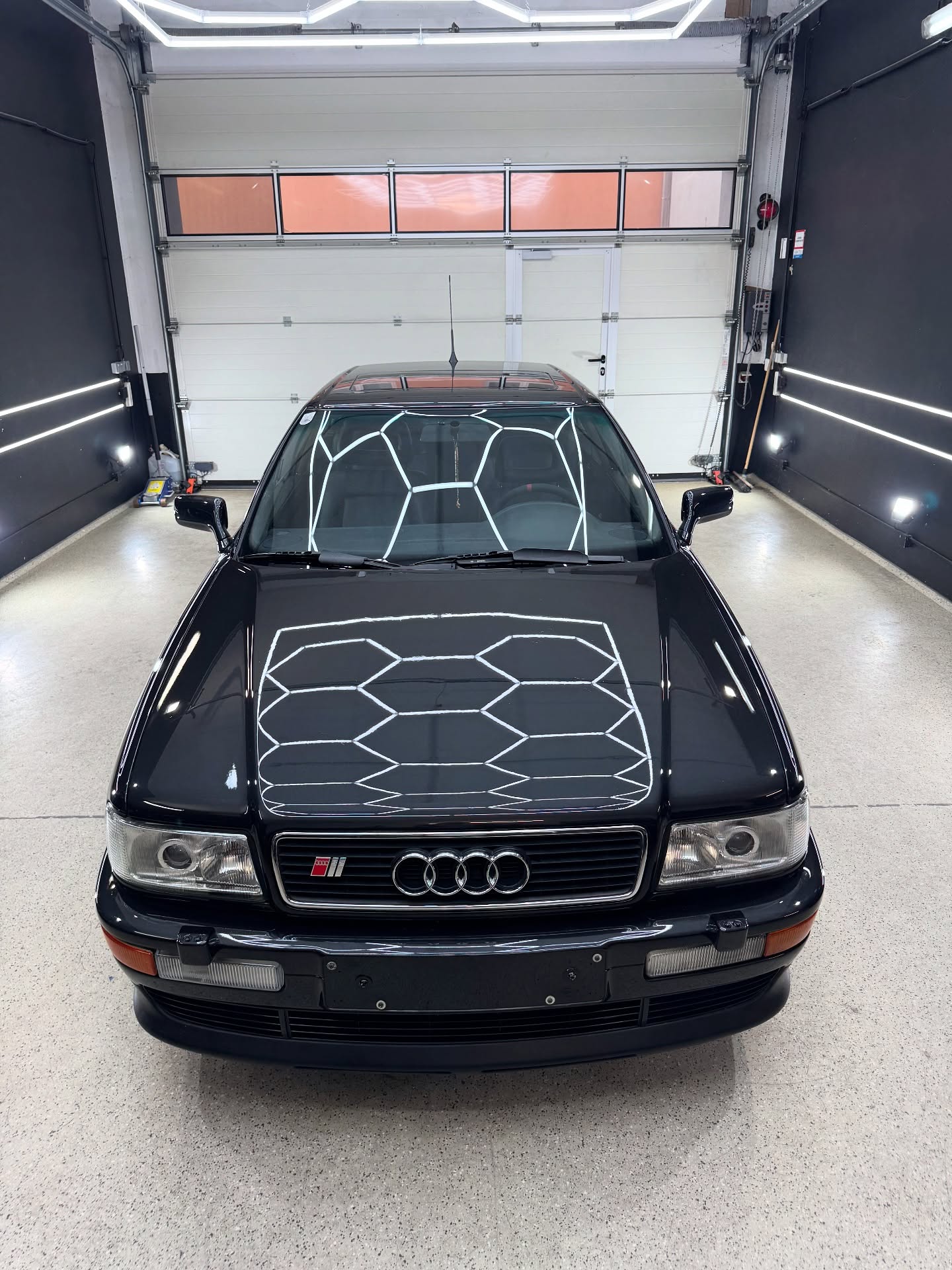 Audi S2
Lackaufbereitung Inkl. Innenreinigung
(Dauer ca. 12h)
Lackaufbereitung
✅ Abkleben der Kunststoffteile
✅ Lack entfetten
✅ Poliergang 1: Schleifpolitur
✅ Poliergang 2: Hochglanzpolitur
Innenraumreinigung & -pflege
✅ Staubsaugen
✅ Kunststoffreinigung & -pflege
✅ Scheibenreinigung
Mehr Informationen findet Ihr auf unserer Homepage: https://pb-autopflege.at/
Jetzt Termin buchen unter:
Tel: 0650/6925851
E-Mail: pb.autopflege@gmail.com
#krems #niederösterreich #waldviertel #audis2 #fahrzeugaufbereitung #lackaufbereitung #autoaufbereitung #fahrzeugpflege #autopflege #keramikversiegelung