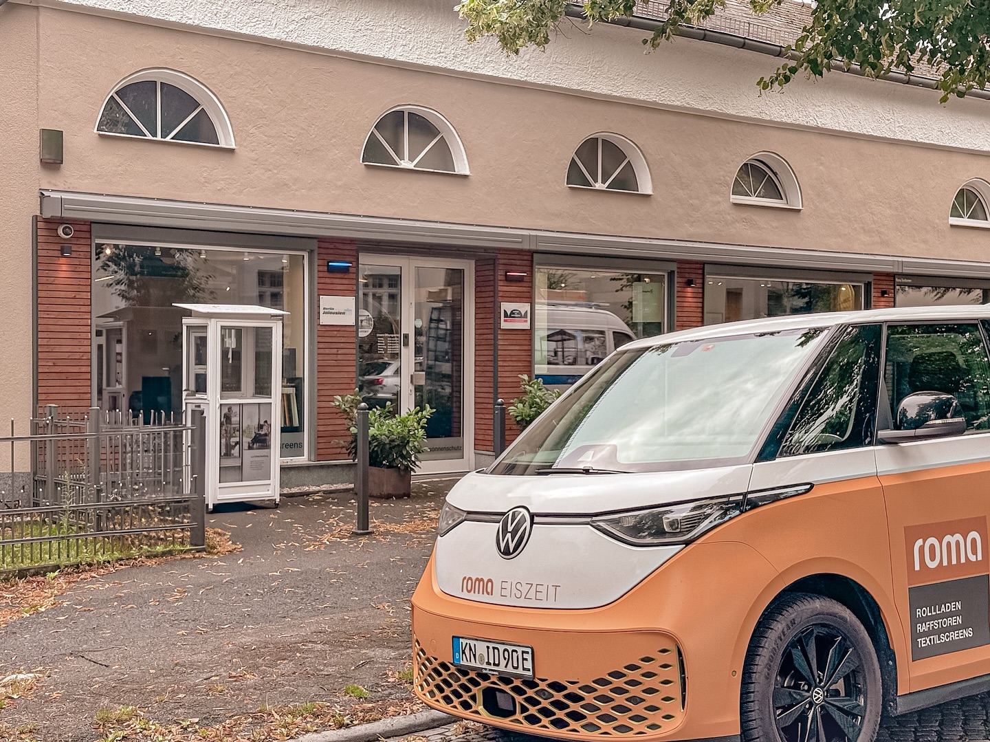 🍦 Letztens gab’s Besuch der besonderen Art: ROMA kam mit dem stylischen Eiswagen bei uns vorbei – im Gepäck jede Menge leckeres Eis und gute Laune! Eine coole Überraschung für unser Team und ein schöner Moment mitten im Arbeitsalltag. Danke für die süße Abkühlung!
#RomaEiszeit #TeamBerlinJalousien #Eisgehtimmer #SommerHighlight #SonnenschutzMitStil #RolladenRaffstoreTextilscreens #DankeRoma