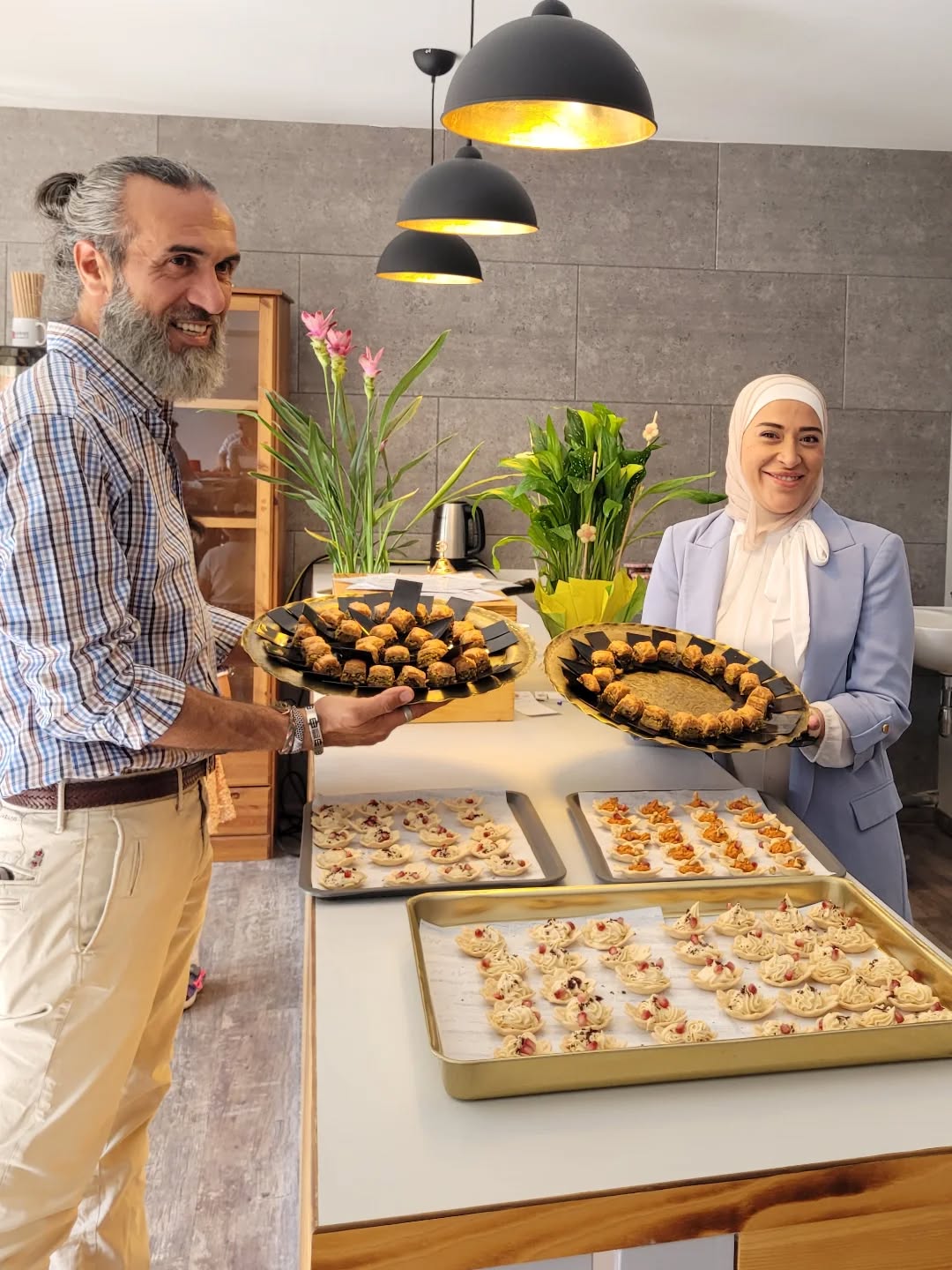 "Arabesque Schmalkalden“ nutzt FreiRaumStipendium und bringt orientalische Küche in die Stadt
Neues kulinarisches Leben in der Schmalkaldener Innenstadt: Im Rahmen des „FreiRaumStipendiums“ wurde im August, in der Reihersgasse 26, das „Arabesque Schmalkalden eröffnet.
Das Ladengeschäft in der Reihersgasse bietet auf rund 95 Quadratmetern nicht nur Platz für Gäste, sondern auch für kleine Veranstaltungen. Mit nur drei Minuten Entfernung vom Altmarkt und direkt an der beliebten Fachwerk-Erlebnisachse gelegen ist die Lage dabei sehr zentral.
Hinter dem Konzept des Restaurants steht Muhammad Wisam mit dem gesamten Team, der bereits in Meiningen mit dem Restaurant @arabesque_meiningen erfolgreich ist. Mit dem zweiten Standort in Schmalkalden möchte er, gemeinsam mit dem gesamten Team, den nächsten Schritt gehen. Abgesehen von orientalischem Frühstück und Mittagsgerichten werden auch Getränke angeboten. Ziel ist es, mitten in der Altstadt Schmalkaldens einen offenen Ort für Genuss, Begegnung und kulturellen Austausch zu schaffen.
Das Projekt @freiraumstation ist ein Projekt des Büros @die.zukunftsoptimisten in enger Zusammenarbeit mit der @stadt.schmalkalden. Gefördert wird das Projekt durch das Thüringer Ministerium für Wirtschaft, Landwirtschaft und Ländlichen Raum @thueringen.de
#Schmalkalden #innenstadtentwicklung #leerstandsaktivierung #leerstandistpotenzial #leerstandbelebung #stadtschmalkalden #freiraumstation #diezukunftsoptimisten #ideebrauchtRaum #arabesque