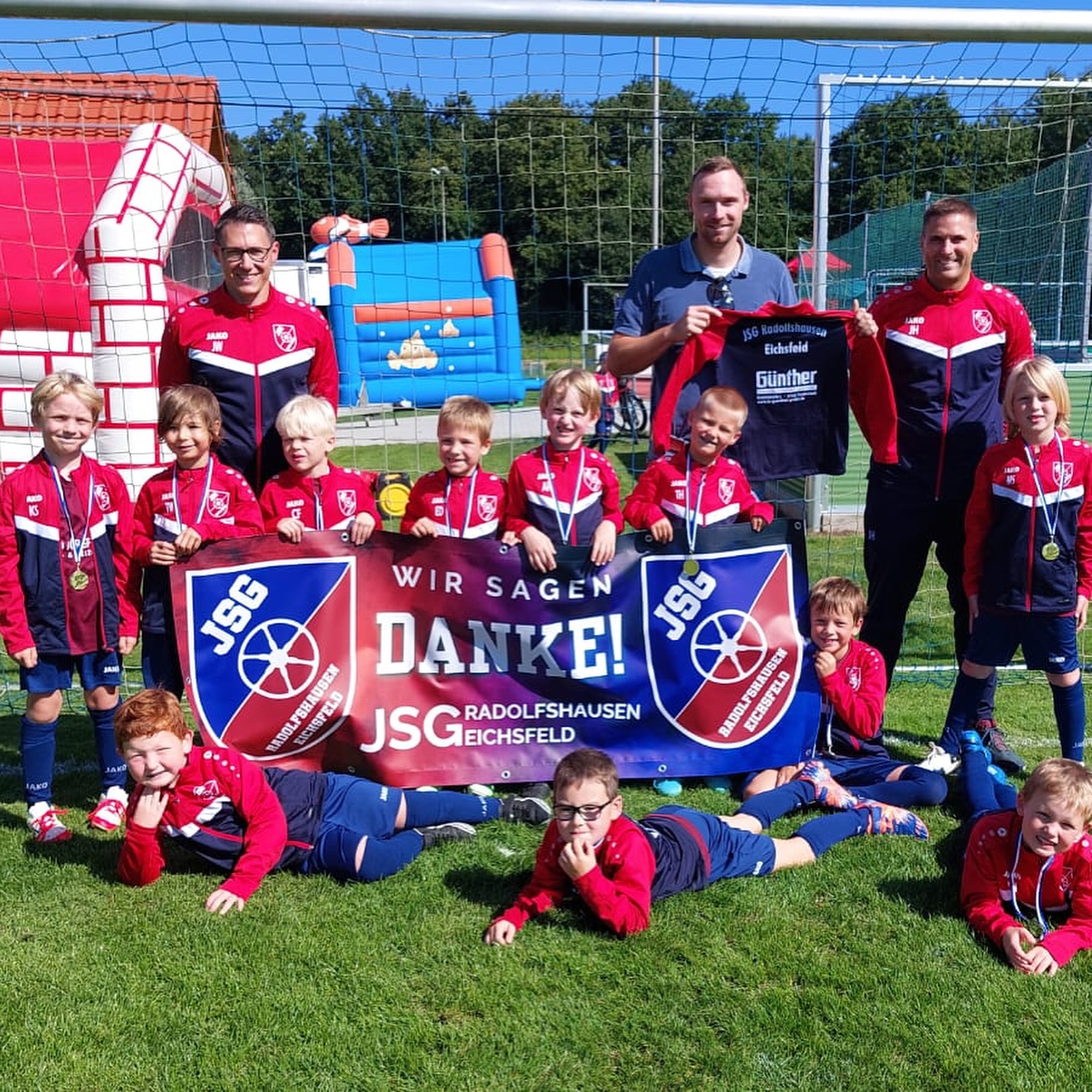 Am vergangenem Wochenende hat unsere F-Jugend ihre neuen Trainingsanzüge erhalten. Die Kids waren überglücklich ❤️💙 Vielen Dank an den Sponsor #Günther Straßen- und Tiefbau GmbH @guenther_bau_gmbh_duderstadt