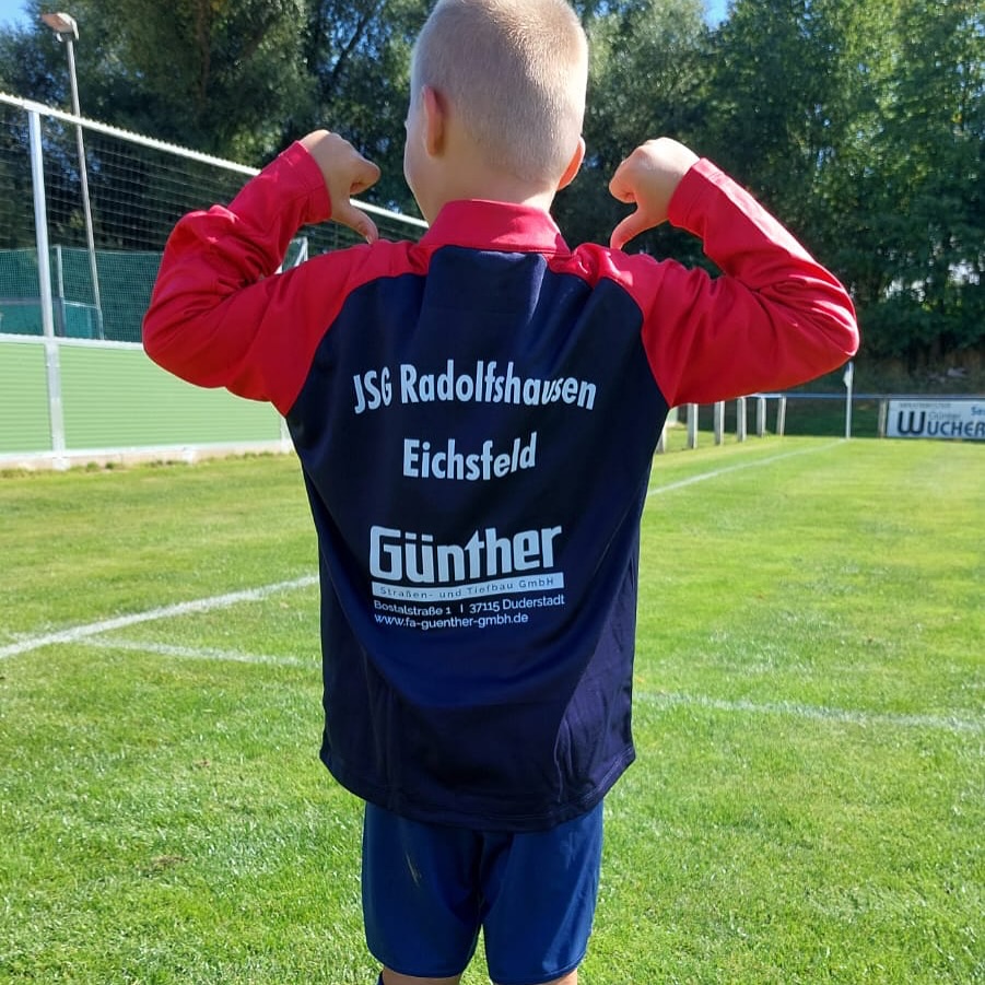 Am vergangenem Wochenende hat unsere F-Jugend ihre neuen Trainingsanzüge erhalten. Die Kids waren überglücklich ❤️💙 Vielen Dank an den Sponsor #Günther Straßen- und Tiefbau GmbH @guenther_bau_gmbh_duderstadt
