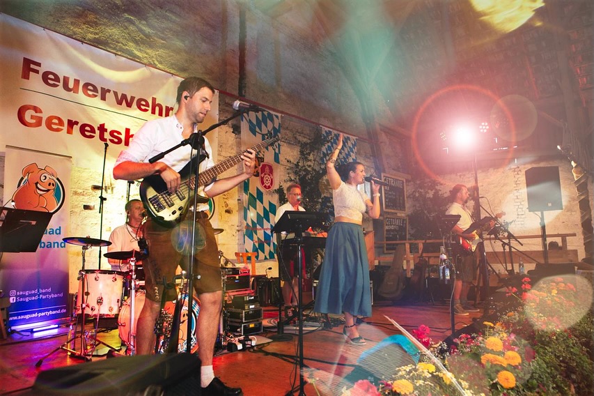 Hitzewelle auch im Zelt ☀️
Juni Sonne und Schweiß unterm Gitarrengurt 🎸
Merce für die sauguade Stimmung 🚒💥
🔥150 Jahre @ffw_geretshausen
#rückblick #feuerwehr #sauguadpartyband #covermusic #vollgas #party #ohneschweisskeinpreis #geretshausen