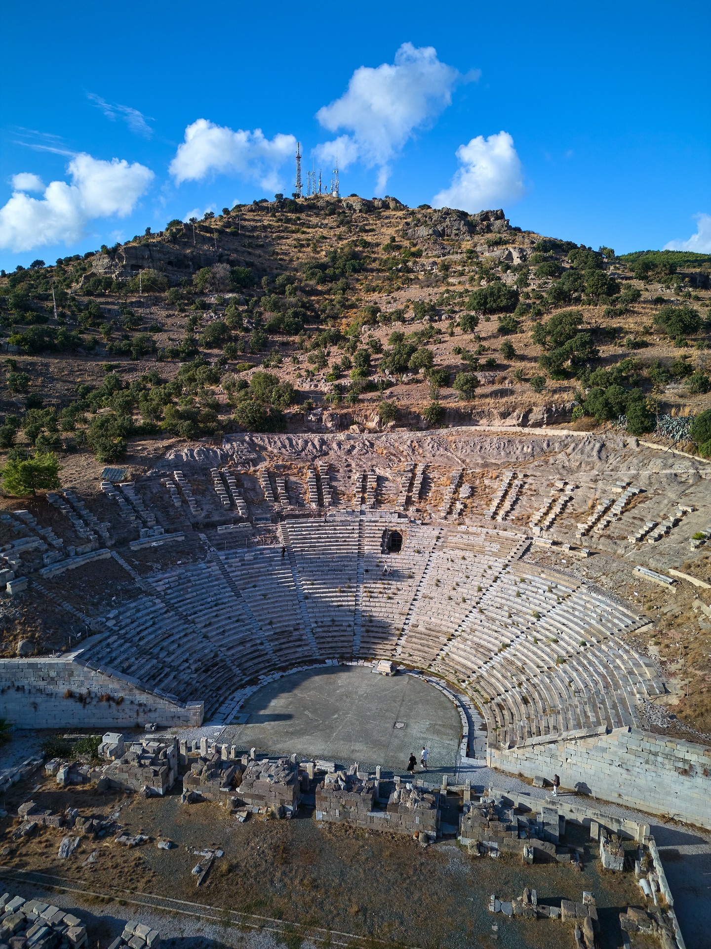 Our trip with @goturkiye to Bodrum, Mugla was filled with unforgettable moments โ from exploring ancient history to enjoying modern luxury and warm local hospitality. ๐น๐ทโจWe discovered the impressive Bodrum Amphitheatre, wandered around the majestic Bodrum Castle, and visited the iconic windmills overlooking the city and sea. Between the days of adventure, we stayed in a beautiful hotel, enjoyed authentic Turkish cuisine, and experienced the vibrant flavors of the region at several Michelin-recommended restaurants. ๐ฝ๏ธBodrum truly combines culture, nature, and Mediterranean spirit โ where every corner tells a story of beauty and tradition. โบ๏ธ#goturkiye