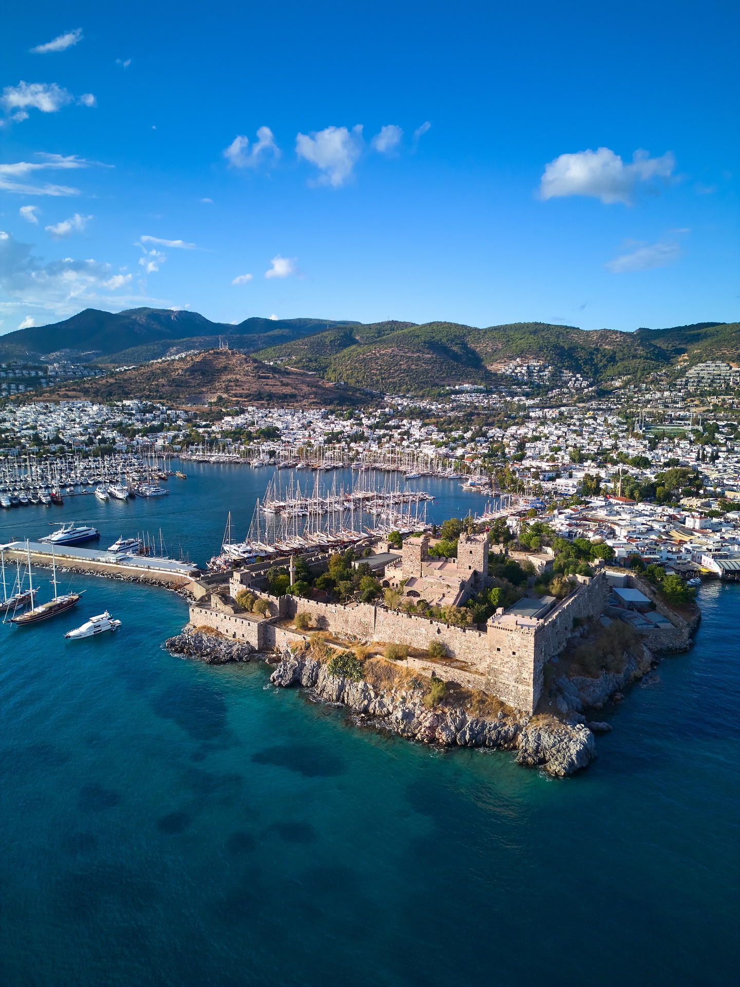 Our trip with @goturkiye to Bodrum, Mugla was filled with unforgettable moments — from exploring ancient history to enjoying modern luxury and warm local hospitality. 🇹🇷✨
We discovered the impressive Bodrum Amphitheatre, wandered around the majestic Bodrum Castle, and visited the iconic windmills overlooking the city and sea. Between the days of adventure, we stayed in a beautiful hotel, enjoyed authentic Turkish cuisine, and experienced the vibrant flavors of the region at several Michelin-recommended restaurants. 🍽️
Bodrum truly combines culture, nature, and Mediterranean spirit — where every corner tells a story of beauty and tradition. ☺️
#goturkiye