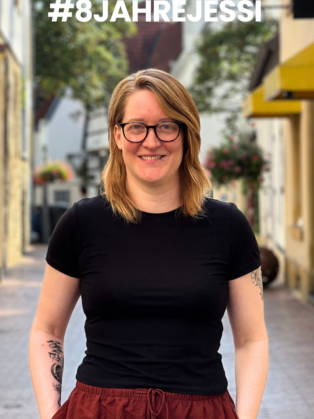 8 Jahre mit Jessi ⬇️ 🥳
Wahnsinn, wie schnell die Zeit vergeht!
Heute vor acht Jahren bist du als eine der ersten Mitarbeiterinnen bei uns gestartet. Fast von Anfang an dabei und gemeinsam mit uns gewachsen. ☺️
Dank dir sehen unsere Designs nicht nur richtig gut aus, sondern funktionieren auch zuverlässig und nachhaltig.🕺Mit deinem Einsatz, deinem Blick fürs Detail und deiner Kreativität hast du unzählige Projekte besser gemacht.
Jede Herausforderung hast du mit Zuverlässigkeit, Ehrlichkeit und einer großen Portion Humor gemeistert. 🙌
Wir sind einfach dankbar, dich im Team zu haben und sagen von Herzen:
Danke für acht Jahre mit dir! 💛
#motionmedia #osnabrück #danke