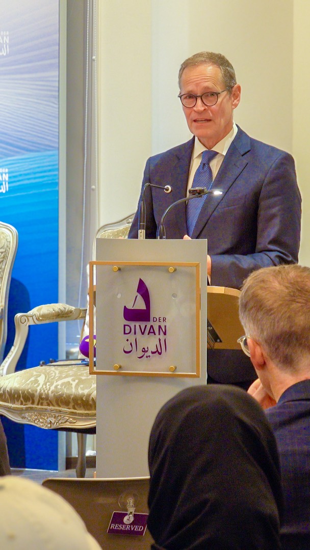 Bei der Veranstaltung „Brücken bauen“ sprach Michael Müller @michaelmueller.berlin , ehemaliger Regierender Bürgermeister von Berlin und Mitglied des Deutschen Bundestages, über die zentrale Rolle des Dialogs für gegenseitiges Verständnis und gesellschaftlichen Zusammenhalt. 🌍 Er betonte, wie wichtig es ist, einander zuzuhören und gemeinsame Werte zu stärken, um Brücken zwischen Kulturen zu bauen. 🤝 Das Event im @arabicdivan stand ganz im Zeichen dieses verbindenden Gedankens.
____
في فعالية „بناء الجسور“ تحدّث ميشائيل مولر، العمدة السابق لمدينة برلين وعضو البرلمان الألماني (البوندستاغ)، عن الدور المحوري للحوار في تعزيز التفاهم المتبادل والتماسك المجتمعي. 🌍 وأكد على أهمية الإصغاء المتبادل وتقوية القيم المشتركة لبناء جسور التواصل بين الثقافات. 🤝 كان الحدث في arabicdivan@ تجسيدًا حيًا لفكرة التقارب وبناء الجسور بين الشعوب.
#divan #brückenbauen #arabischekultur #berlin #kulturhaus #kultur #derdivan Bei der Veranstaltung „Brücken bauen“ sprach Michael Müller @michaelmueller.berlin , ehemaliger Regierender Bürgermeister von Berlin und Mitglied des Deutschen Bundestages, über die zentrale Rolle des Dialogs für gegenseitiges Verständnis und gesellschaftlichen Zusammenhalt. 🌍 Er betonte, wie wichtig es ist, einander zuzuhören und gemeinsame Werte zu stärken, um Brücken zwischen Kulturen zu bauen. 🤝 Das Event im @arabicdivan stand ganz im Zeichen dieses verbindenden Gedankens.
____
في فعالية „بناء الجسور“ تحدّث ميشائيل مولر، العمدة السابق لمدينة برلين وعضو البرلمان الألماني (البوندستاغ)، عن الدور المحوري للحوار في تعزيز التفاهم المتبادل والتماسك المجتمعي. 🌍 وأكد على أهمية الإصغاء المتبادل وتقوية القيم المشتركة لبناء جسور التواصل بين الثقافات. 🤝 كان الحدث في arabicdivan@ تجسيدًا حيًا لفكرة التقارب وبناء الجسور بين الشعوب.
#divan #brückenbauen #arabischekultur #berlin #kulturhaus #kultur #derdivan