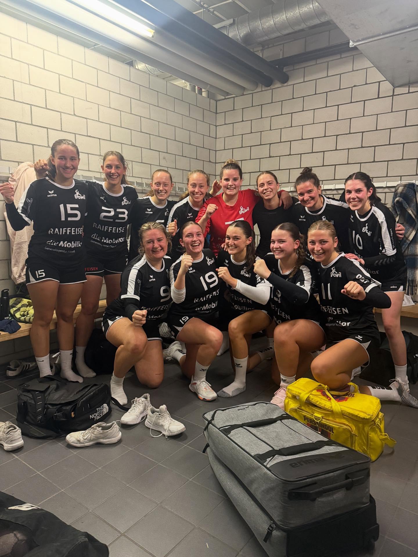 Brillante Teamleistung im R-Cup! 💪🏽🔥
Das Damen 1 zeigte heute Abend eine herausragende Performance und sicherte sich im Cupspiel auswärts gegen die SG Wyland 2 einen überzeugenden 21:35-Sieg.👏🏽
Mit diesem verdienten Erfolg zieht das Damen 1 in die nächste Runde des Cups ein gratulation!!🤾🏼♀️
#handball #hcflawil #cup #damen1 #ausswärtssieg