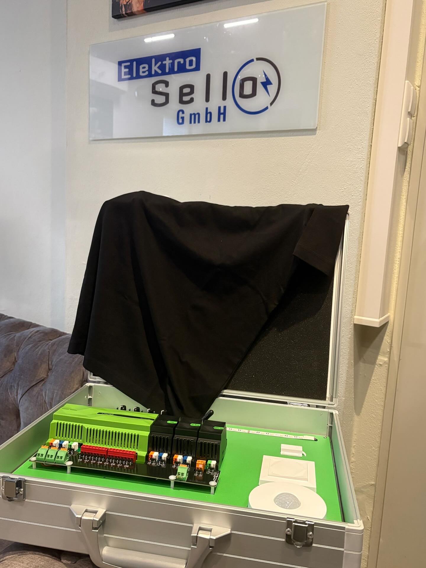 🔌✨ Smart Home beginnt hier!
Wir von Elektro Sello GmbH sind jetzt offizieller Partner von Loxone 💚
Ob Licht, Heizung, Beschattung oder Sicherheit – mit Loxone wird dein Zuhause intelligent, effizient und komfortabel.
Alles aus einer Hand – geplant, installiert und programmiert von uns! ⚡
👉 Folge uns für mehr Einblicke in die Welt der Smart Home-Technik.
@elektro_sello_gmbh
#smarthome #smarthomeliving #wolfsburg #braunschweig #hannover #elektro #elektrotechnik #elektroinstallation