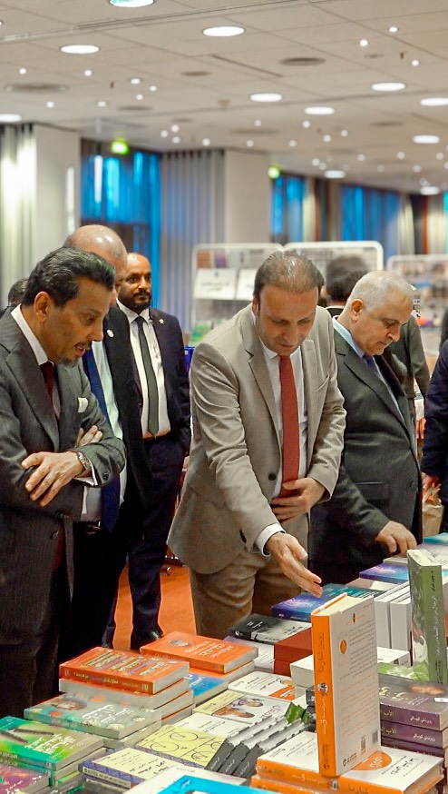 Ein feierlicher Auftakt für die 3. Arabische Buchmesse des DIVAN – Das Arabische Kulturhaus in Berlin 📚🤝
Vom 24. bis 26. Oktober 2025 verwandelte sich das Estrel Berlin in einen lebendigen Treffpunkt für Verlage, Autorinnen, Übersetzer und Leserinnen aus der arabischen und deutschen Welt. 🌍
Die feierliche Eröffnung brachte Vertreterinnen und Vertreter aus Diplomatie, Kultur und Verlagswesen zusammen.
Außerdem sprachen:
🎙️ S.E. Abdalla Al Hamar, Botschafter des Staates Katar und Vorsitzender des Stiftungsrates des Arabischen Kulturhauses – Divan
🎙️ Jassim Al-Buainain, Direktor der Internationalen Buchmesse Doha
🎙️ Claudia Kaiser, Vice President Business Development, Frankfurter Buchmesse
🎙️ Bachar Chebaro, Generalsekretär des Arabischen Verlegerverbandes
🎙️ Carsten Wilms, Referatsleiter im Auswärtigen Amt für Kultur- und Medienbeziehungen
Ihre Worte erinnerten daran, dass das Buch weit mehr ist als Papier und Tinte – es ist Brückenbauer, Dialogträger und lebendiges Symbol kultureller Verständigung. 📖🤝
Ein Moment, der zeigte: Der Dialog zwischen Ost und West beginnt mit einem Buch – und lebt durch Menschen, die an die Kraft des Wortes glauben. ✨🌏
____
افتُتحت النسخة الثالثة من معرض الديوان للكتاب العربي في برلين، الذي ينظّمه البيت الثقافي العربي – الديوان، بحضورٍ رفيع المستوى جمع بين شخصياتٍ دبلوماسيةٍ وثقافيةٍ عربيةٍ وألمانية. 🇶🇦🇩🇪
شارك في الجلسة الافتتاحية عددٌ من المتحدثين من العالم العربي وألمانيا، من بينهم سعادة السفير عبدالله بن إبراهيم الحمر، سفير دولة قطر ورئيس مجلس أمناء الديوان، وجاسم البوعينين، مدير معرض الدوحة الدولي للكتاب، كلاوديا كايزر، نائب رئيس تطوير الأعمال في معرض فرانكفورت الدولي للكتاب، وبشار شبارو، الأمين العام لاتحاد الناشرين العرب، وكارستن فيلمس من وزارة الخارجية الألمانية. 🌍✨
أجمعت كلماتهم على أن الكتاب جسرٌ للحوار والتفاهم الإنساني، وأن الثقافة تبقى اللغة المشتركة التي تجمع بين الشرق والغرب. 📚y Ein feierlicher Auftakt für die 3. Arabische Buchmesse des DIVAN – Das Arabische Kulturhaus in Berlin 📚🤝
Vom 24. bis 26. Oktober 2025 verwandelte sich das Estrel Berlin in einen lebendigen Treffpunkt für Verlage, Autorinnen, Übersetzer und Leserinnen aus der arabischen und deutschen Welt. 🌍
Die feierliche Eröffnung brachte Vertreterinnen und Vertreter aus Diplomatie, Kultur und Verlagswesen zusammen.
Außerdem sprachen:
🎙️ S.E. Abdalla Al Hamar, Botschafter des Staates Katar und Vorsitzender des Stiftungsrates des Arabischen Kulturhauses – Divan
🎙️ Jassim Al-Buainain, Direktor der Internationalen Buchmesse Doha
🎙️ Claudia Kaiser, Vice President Business Development, Frankfurter Buchmesse
🎙️ Bachar Chebaro, Generalsekretär des Arabischen Verlegerverbandes
🎙️ Carsten Wilms, Referatsleiter im Auswärtigen Amt für Kultur- und Medienbeziehungen
Ihre Worte erinnerten daran, dass das Buch weit mehr ist als Papier und Tinte – es ist Brückenbauer, Dialogträger und lebendiges Symbol kultureller Verständigung. 📖🤝
Ein Moment, der zeigte: Der Dialog zwischen Ost und West beginnt mit einem Buch – und lebt durch Menschen, die an die Kraft des Wortes glauben. ✨🌏
____
افتُتحت النسخة الثالثة من معرض الديوان للكتاب العربي في برلين، الذي ينظّمه البيت الثقافي العربي – الديوان، بحضورٍ رفيع المستوى جمع بين شخصياتٍ دبلوماسيةٍ وثقافيةٍ عربيةٍ وألمانية. 🇶🇦🇩🇪
شارك في الجلسة الافتتاحية عددٌ من المتحدثين من العالم العربي وألمانيا، من بينهم سعادة السفير عبدالله بن إبراهيم الحمر، سفير دولة قطر ورئيس مجلس أمناء الديوان، وجاسم البوعينين، مدير معرض الدوحة الدولي للكتاب، كلاوديا كايزر، نائب رئيس تطوير الأعمال في معرض فرانكفورت الدولي للكتاب، وبشار شبارو، الأمين العام لاتحاد الناشرين العرب، وكارستن فيلمس من وزارة الخارجية الألمانية. 🌍✨
أجمعت كلماتهم على أن الكتاب جسرٌ للحوار والتفاهم الإنساني، وأن الثقافة تبقى اللغة المشتركة التي تجمع بين الشرق والغرب. 📚y