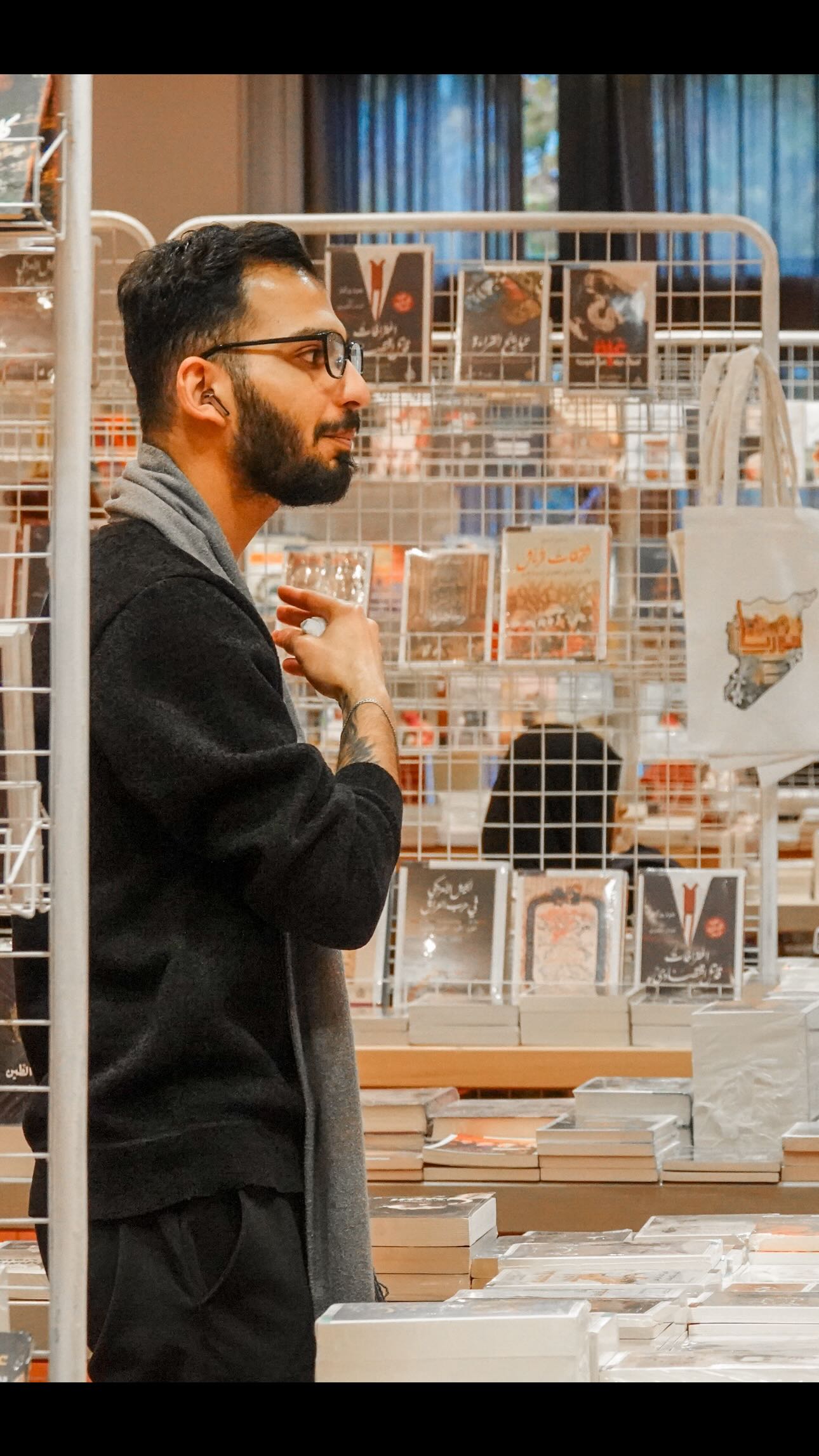 Verlegerinnen und Verleger aus der arabischen Welt sprechen über ihre Eindrücke von der 3. Arabischen Buchmesse des DIVAN – Das Arabische Kulturhaus in Berlin.
In ihren Worten spiegeln sich die Vielfalt der Stimmen, die Bedeutung des kulturellen Austauschs und die gemeinsame Liebe zum Buch. ✨
____
يتحدث ناشرون من العالم العربي عن انطباعاتهم خلال النسخة الثالثة من معرض الديوان للكتاب العربي في برلين، حيث تعكس كلماتهم تنوع الأصوات وأهمية التبادل الثقافي وحبهم المشترك للكتاب.
#divan #buchmesse #bookfair #berlin #kultur #arabischekultur #arabischeskulturhaus #derdivan #berlinevents Verlegerinnen und Verleger aus der arabischen Welt sprechen über ihre Eindrücke von der 3. Arabischen Buchmesse des DIVAN – Das Arabische Kulturhaus in Berlin.
In ihren Worten spiegeln sich die Vielfalt der Stimmen, die Bedeutung des kulturellen Austauschs und die gemeinsame Liebe zum Buch. ✨
____
يتحدث ناشرون من العالم العربي عن انطباعاتهم خلال النسخة الثالثة من معرض الديوان للكتاب العربي في برلين، حيث تعكس كلماتهم تنوع الأصوات وأهمية التبادل الثقافي وحبهم المشترك للكتاب.
#divan #buchmesse #bookfair #berlin #kultur #arabischekultur #arabischeskulturhaus #derdivan #berlinevents