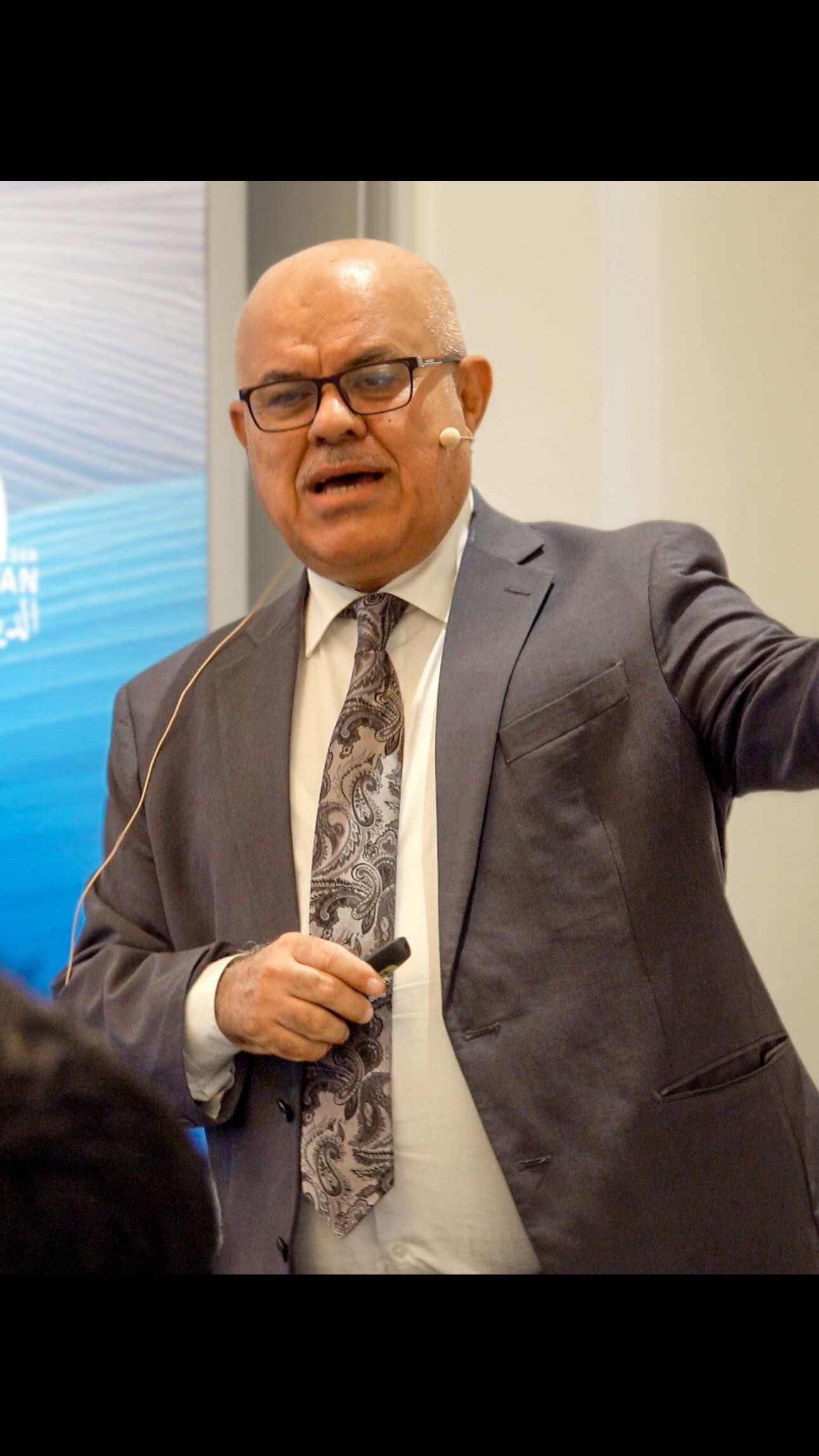 Dr. Nawzad Abdul Rahman Al-Hiti, Mitglied des Sekretariats des katarischen Komitees für die Allianz der Zivilisationen, äußerte seine Freude darüber, den Qatar Global Award for Dialogue among Civilizations in seiner fünften Auflage zum ersten Mal außerhalb Katars zu verkünden. 🌍 Das diesjährige Thema des Preises widmet sich der Rolle der Jugend bei der Förderung des Dialogs zwischen Zivilisationen und Kulturen. 🤝 Im Rahmen der Veranstaltung „Brücken bauen“ im @arabicdivan unterstrich er die Bedeutung junger Menschen als Brückenbauer einer verständnisvolleren Zukunft.
____
أعرب الدكتور نوزاد عبد الرحمن الهيتي، عضو الأمانة العامة للجنة القطرية لتحالف الحضارات، عن سعادته بمنح جائزة قطر العالمية لحوار الحضارات في دورتها الخامسة ولأول مرة خارج دولة قطر. 🌍 يتمحور موضوع الجائزة لهذا العام حول دور الشباب في تعزيز الحوار بين الحضارات والثقافات. 🤝 وفي إطار فعالية „بناء الجسور“ في @arabicdivan، شدّد الدكتور الهيتي على أهمية الشباب كجسور للتفاهم والسلام بين الشعوب.
#divan #kulturhaus #berlin #arabischekultur #kultur #derdivan #arabischeskulturhaus #divanberlin #qatar Dr. Nawzad Abdul Rahman Al-Hiti, Mitglied des Sekretariats des katarischen Komitees für die Allianz der Zivilisationen, äußerte seine Freude darüber, den Qatar Global Award for Dialogue among Civilizations in seiner fünften Auflage zum ersten Mal außerhalb Katars zu verkünden. 🌍 Das diesjährige Thema des Preises widmet sich der Rolle der Jugend bei der Förderung des Dialogs zwischen Zivilisationen und Kulturen. 🤝 Im Rahmen der Veranstaltung „Brücken bauen“ im @arabicdivan unterstrich er die Bedeutung junger Menschen als Brückenbauer einer verständnisvolleren Zukunft.
____
أعرب الدكتور نوزاد عبد الرحمن الهيتي، عضو الأمانة العامة للجنة القطرية لتحالف الحضارات، عن سعادته بمنح جائزة قطر العالمية لحوار الحضارات في دورتها الخامسة ولأول مرة خارج دولة قطر. 🌍 يتمحور موضوع الجائزة لهذا العام حول دور الشباب في تعزيز الحوار بين الحضارات والثقافات. 🤝 وفي إطار فعالية „بناء الجسور“ في @arabicdivan، شدّد الدكتور الهيتي على أهمية الشباب كجسور للتفاهم والسلام بين الشعوب.
#divan #kulturhaus #berlin #arabischekultur #kultur #derdivan #arabischeskulturhaus #divanberlin #qatar