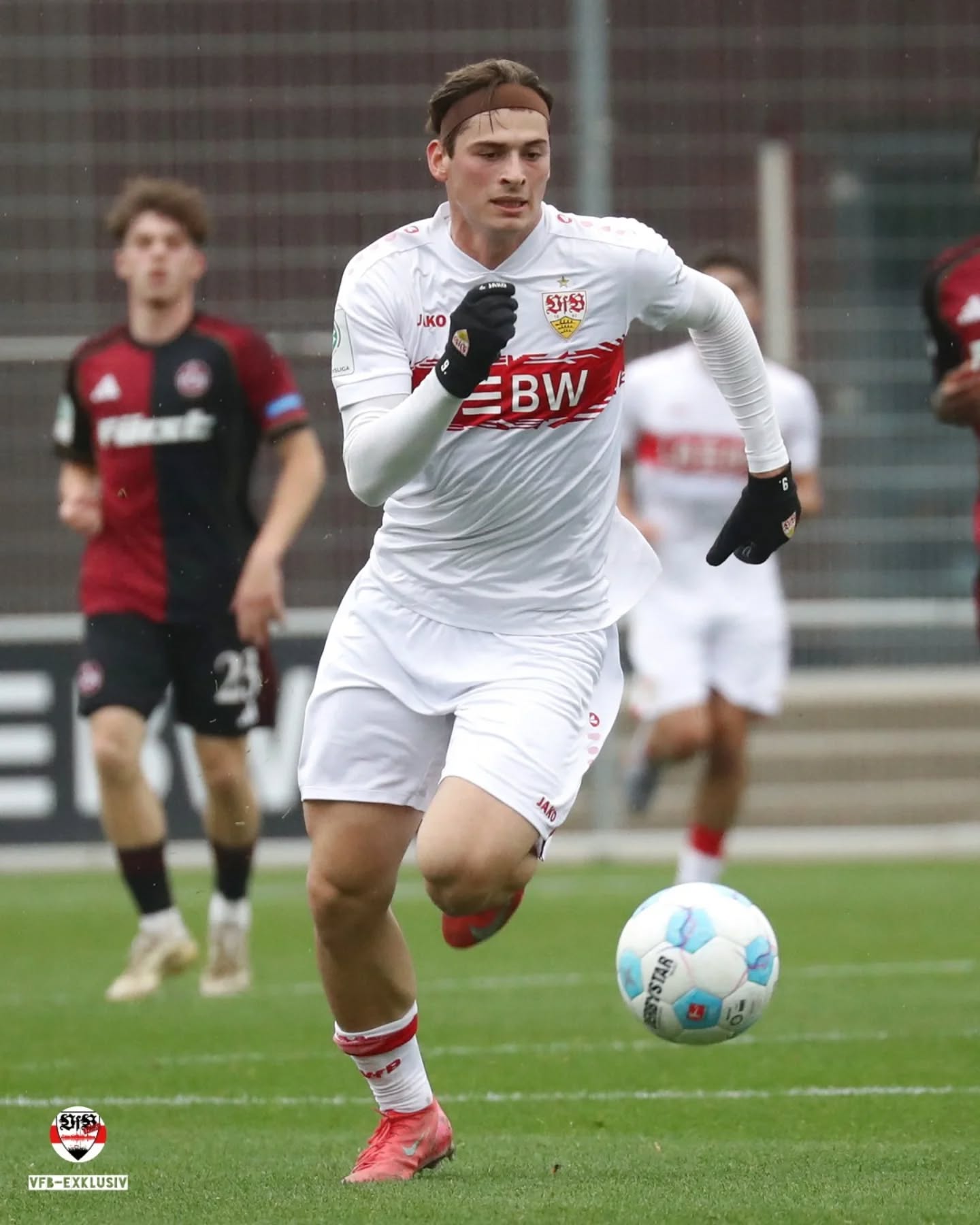 Die NLZ Teams sind ungeschlagen durch Wochenende gegangen. Die U17 gewinnt 3:1 in Unterhaching, im Heimspiel gegen Nürnberg spielt die U19 2:2 (Eindrücke vom Spiel in der Galerie) und die U21 gewinnt in Ulm mit 3:1.