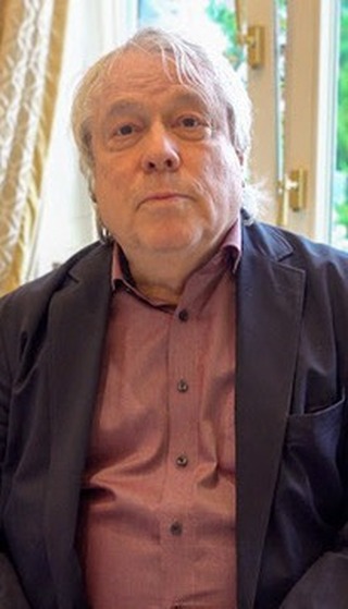 Im Rahmen der Veranstaltung „Brücken bauen“ sprach Journalist Thomas Nehls über die Bedeutung des Dialogs, um ein tieferes Verständnis zwischen verschiedenen Regionen zu fördern. 🌍 Er betonte, dass nur durch offenen Austausch und gegenseitiges Zuhören wahre Verbindungen entstehen können. 🤝 Das Event im @arabicdivan bot genau diesen Raum für Begegnung, Dialog und gemeinsames Lernen.
___
في إطار فعالية „بناء الجسور“ تحدّث الصحفي توماس نيهلس عن أهمية الحوار لتعزيز التفاهم العميق بين الثقافات. 🌍 وأكد أن الانفتاح والإصغاء المتبادل هما السبيل الحقيقي لبناء الروابط بين الشعوب. 🤝 قدّم الحدث في @arabicdivan مساحة مميزة للحوار والتفاعل والتعلّم المشترك.
#divan #berlin #kulturhaus #arabischekultur #kultur #derdivan #arabischeskulturhaus Im Rahmen der Veranstaltung „Brücken bauen“ sprach Journalist Thomas Nehls über die Bedeutung des Dialogs, um ein tieferes Verständnis zwischen verschiedenen Regionen zu fördern. 🌍 Er betonte, dass nur durch offenen Austausch und gegenseitiges Zuhören wahre Verbindungen entstehen können. 🤝 Das Event im @arabicdivan bot genau diesen Raum für Begegnung, Dialog und gemeinsames Lernen.
___
في إطار فعالية „بناء الجسور“ تحدّث الصحفي توماس نيهلس عن أهمية الحوار لتعزيز التفاهم العميق بين الثقافات. 🌍 وأكد أن الانفتاح والإصغاء المتبادل هما السبيل الحقيقي لبناء الروابط بين الشعوب. 🤝 قدّم الحدث في @arabicdivan مساحة مميزة للحوار والتفاعل والتعلّم المشترك.
#divan #berlin #kulturhaus #arabischekultur #kultur #derdivan #arabischeskulturhaus