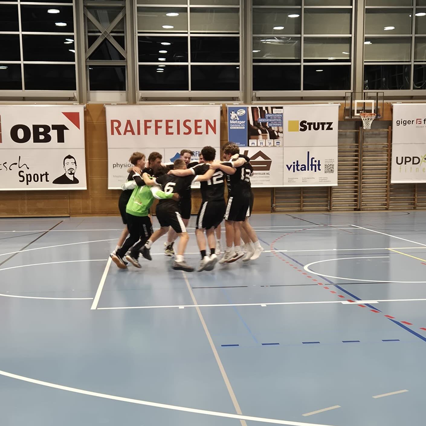 Starker Auftritt der MU17! 💪🏽🔥
Unsere MU17 zeigte gestern im Heimspiel gegen KTV Wil/HC Uzwil eine beeindruckende Leistung und konnte sich mit großem Kampfgeist und starkem Teamwillen einen verdienten 33:31-Sieg sichern. Gratulation!👏🏽🤾🏽
#mu17 #hcflawil #heimspiel #2punkte #heimsieg