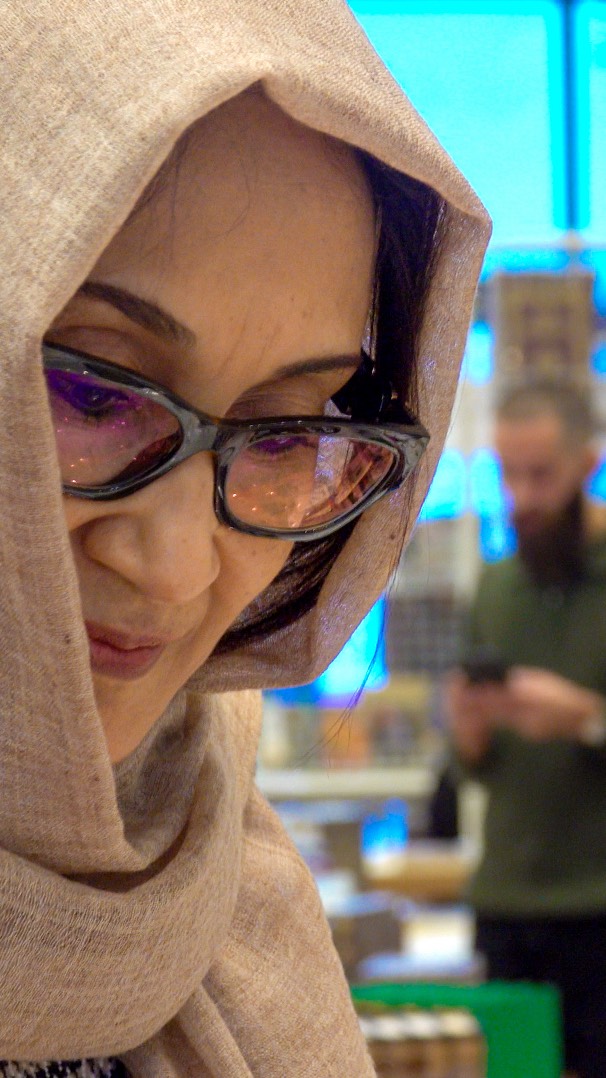 Ein Moment der kulturellen Begegnung und Dankbarkeit ✨
I.E. Ilham Ibrahim, Botschafterin der Republik Sudan, richtete bei der 3. Arabischen Buchmesse des DIVAN – Das Arabische Kulturhaus in Berlin herzliche Worte an das Publikum und bedankte sich beim DIVAN für die freundliche Einladung zu diesem bedeutenden kulturellen Ereignis. 🇸🇩📚
In ihrer Rede würdigte sie den DIVAN als eine Plattform, die den Dialog zwischen arabischer und deutscher Kultur fördert und der arabischen Literatur in Europa eine Stimme gibt. 🤝
Neben ihr sprachen weitere Ehrengäste aus Kultur und Diplomatie über die Rolle des Buches als Brücke zwischen den Kulturen – ein Symbol für Verständnis, Vielfalt und gemeinsame Werte. 🌍✨
🎞️ Aufgenommen während der feierlichen Eröffnung am 24. Oktober 2025 im Estrel Berlin.
___
لحظة تعبّر عن التقدير والتبادل الثقافي 🌸
ألقت سعادة السفيرة إلهام إبراهيم، سفيرة جمهورية السودان، كلمةً خلال النسخة الثالثة من معرض الديوان للكتاب العربي في برلين، عبّرت فيها عن شكرها العميق لـ البيت الثقافي العربي – الديوان على الدعوة الكريمة والمبادرة الثقافية المتميّزة. 🇸🇩📖
أشادت السفيرة بدور الديوان في تعزيز الحوار بين الثقافتين العربية والألمانية، وفي دعم حضور الأدب العربي على الساحة الأوروبية. 🤍
كما شارك في المناسبة عدد من الشخصيات الثقافية والدبلوماسية البارزة، مؤكدين أن الكتاب يبقى جسرًا للتفاهم الإنساني والتنوّع الثقافي.
#sudan #kulturhaus #divan #arabischekultur #kultur #botschaft Ein Moment der kulturellen Begegnung und Dankbarkeit ✨
I.E. Ilham Ibrahim, Botschafterin der Republik Sudan, richtete bei der 3. Arabischen Buchmesse des DIVAN – Das Arabische Kulturhaus in Berlin herzliche Worte an das Publikum und bedankte sich beim DIVAN für die freundliche Einladung zu diesem bedeutenden kulturellen Ereignis. 🇸🇩📚
In ihrer Rede würdigte sie den DIVAN als eine Plattform, die den Dialog zwischen arabischer und deutscher Kultur fördert und der arabischen Literatur in Europa eine Stimme gibt. 🤝
Neben ihr sprachen weitere Ehrengäste aus Kultur und Diplomatie über die Rolle des Buches als Brücke zwischen den Kulturen – ein Symbol für Verständnis, Vielfalt und gemeinsame Werte. 🌍✨
🎞️ Aufgenommen während der feierlichen Eröffnung am 24. Oktober 2025 im Estrel Berlin.
___
لحظة تعبّر عن التقدير والتبادل الثقافي 🌸
ألقت سعادة السفيرة إلهام إبراهيم، سفيرة جمهورية السودان، كلمةً خلال النسخة الثالثة من معرض الديوان للكتاب العربي في برلين، عبّرت فيها عن شكرها العميق لـ البيت الثقافي العربي – الديوان على الدعوة الكريمة والمبادرة الثقافية المتميّزة. 🇸🇩📖
أشادت السفيرة بدور الديوان في تعزيز الحوار بين الثقافتين العربية والألمانية، وفي دعم حضور الأدب العربي على الساحة الأوروبية. 🤍
كما شارك في المناسبة عدد من الشخصيات الثقافية والدبلوماسية البارزة، مؤكدين أن الكتاب يبقى جسرًا للتفاهم الإنساني والتنوّع الثقافي.
#sudan #kulturhaus #divan #arabischekultur #kultur #botschaft