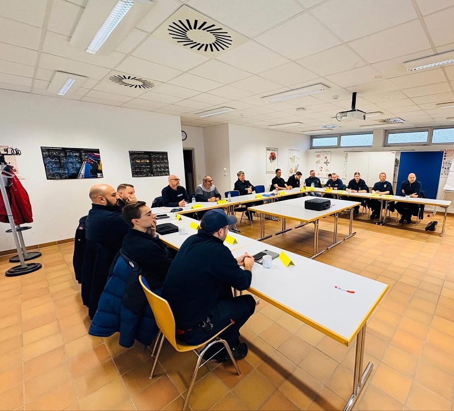bei der Fortbildung für die überörtlichen Feuerwehrausbilder des Landkreises Aschaffenburg
Am Samstag durfte ich im Schulungsraum der Feuerwehr Stockstadt die Fortbildung der überörtlich tätigen Feuerwehrausbilder des Landkreis Aschaffenburg durchführen.
Neben dem konstruktiven Austausch der Ausbilder wurde auf die Wichtigkeit der handlungs- und praxisorientierten Ausbildung hingewiesen.
Die Teilnehmer berichteten von eigenen Erfahrungen mit verschiedenen Methoden und der guten Mitarbeit der Teilnehmer in den Ausbildungen. Gleichwohl wurden auch Probleme angesprochen.
Die Wahl von verschiedenen Medien und der Weg weg von Folienpräsentationen, hin zur Teilnehmeraktivierung war das Ergebnis am Ende des Tages.
Besten Dank an die Feuerwehr Stockstadt für die professionell ausgestatteten Räumlichkeiten, an den Fach-KBI Ausbildung Thilo Happ und vor allem für die rege Beteiligung aller Teilnehmer!
Gerne unterstütze ich auch Euch!
Infos unter 👉🏼 www.firetrux.com
#ehrenamt
#kreisausbildung
#feuerwehrausbildung
#feuerwehr
#freiwilligefeuerwehr
#kfvab
#truxnbus
#firetrux
#methoden
#medien
#handlungsorientierterunterricht
#praxisorientiertestraining
#trainasyoufight