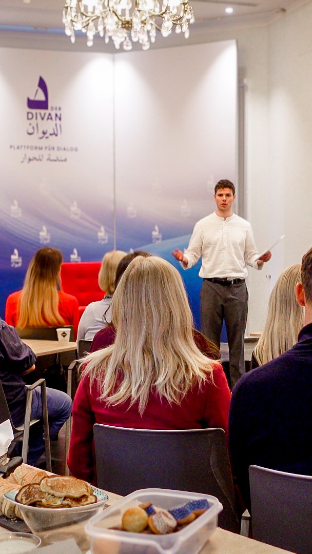 🎉 Übergabe der Zertifikate für unsere Arabischkurse-Absolvent*innen! 🎓
Am 15. November haben wir den erfolgreichen Abschluss unseres Divan-Arabischkurses gefeiert – mit viel Wärme, Stolz und schönen Momenten.
Jamal, unser Arabischlehrer, überreichte die wohlverdienten Zertifikate und würdigte das Engagement, die Motivation und die kulturelle Neugier der Gruppe. 🤝📚
Nach Monaten intensiven Lernens können alle Teilnehmenden stolz auf ihre Fortschritte blicken.
Der Divan sagt: Danke für eure Energie und Begeisterung! 💛
Wir freuen uns darauf, das Programm im nächsten Jahr fortzusetzen und weiter Brücken zwischen Sprachen und Kulturen zu bauen. 🌍
📸 Hier ein paar Eindrücke –
🎥 Mehr Eindrücke folgen bald!
—
🎉 تسليم شهادات خريجي دورة اللغة العربية!🎓
في 15 نوفمبر احتفلنا باختتام دورات اللغة العربية في الديوان – وسط أجواء دافئة ولحظات مليئة بالفخر والفرح.
قدّم جمال، أستاذ اللغة العربية في الديوان، الشهادات المستحقة للمشاركين، وأشاد بالتزامهم وحماسهم وفضولهم الثقافي. 🤝📚
وبعد أشهر من التعلّم المكثّف، يستطيع جميع المشاركين اليوم أن يفخروا بما حققوه.
يقول الديوان: شكرًا لكم على طاقتكم وحماستكم! 💛
ونتطلع إلى مواصلة البرنامج في العام القادم وبناء المزيد من الجسور بين اللغات والثقافات. 🌍✨
📸 إليكم بعض اللقطات
🎥 @jihadpl
#arabischlernen #sprache #sprachkurs #arabischkurs #arabic #divan #kulturhaus 🎉 Übergabe der Zertifikate für unsere Arabischkurse-Absolvent*innen! 🎓
Am 15. November haben wir den erfolgreichen Abschluss unseres Divan-Arabischkurses gefeiert – mit viel Wärme, Stolz und schönen Momenten.
Jamal, unser Arabischlehrer, überreichte die wohlverdienten Zertifikate und würdigte das Engagement, die Motivation und die kulturelle Neugier der Gruppe. 🤝📚
Nach Monaten intensiven Lernens können alle Teilnehmenden stolz auf ihre Fortschritte blicken.
Der Divan sagt: Danke für eure Energie und Begeisterung! 💛
Wir freuen uns darauf, das Programm im nächsten Jahr fortzusetzen und weiter Brücken zwischen Sprachen und Kulturen zu bauen. 🌍
📸 Hier ein paar Eindrücke –
🎥 Mehr Eindrücke folgen bald!
—
🎉 تسليم شهادات خريجي دورة اللغة العربية!🎓
في 15 نوفمبر احتفلنا باختتام دورات اللغة العربية في الديوان – وسط أجواء دافئة ولحظات مليئة بالفخر والفرح.
قدّم جمال، أستاذ اللغة العربية في الديوان، الشهادات المستحقة للمشاركين، وأشاد بالتزامهم وحماسهم وفضولهم الثقافي. 🤝📚
وبعد أشهر من التعلّم المكثّف، يستطيع جميع المشاركين اليوم أن يفخروا بما حققوه.
يقول الديوان: شكرًا لكم على طاقتكم وحماستكم! 💛
ونتطلع إلى مواصلة البرنامج في العام القادم وبناء المزيد من الجسور بين اللغات والثقافات. 🌍✨
📸 إليكم بعض اللقطات
🎥 @jihadpl
#arabischlernen #sprache #sprachkurs #arabischkurs #arabic #divan #kulturhaus