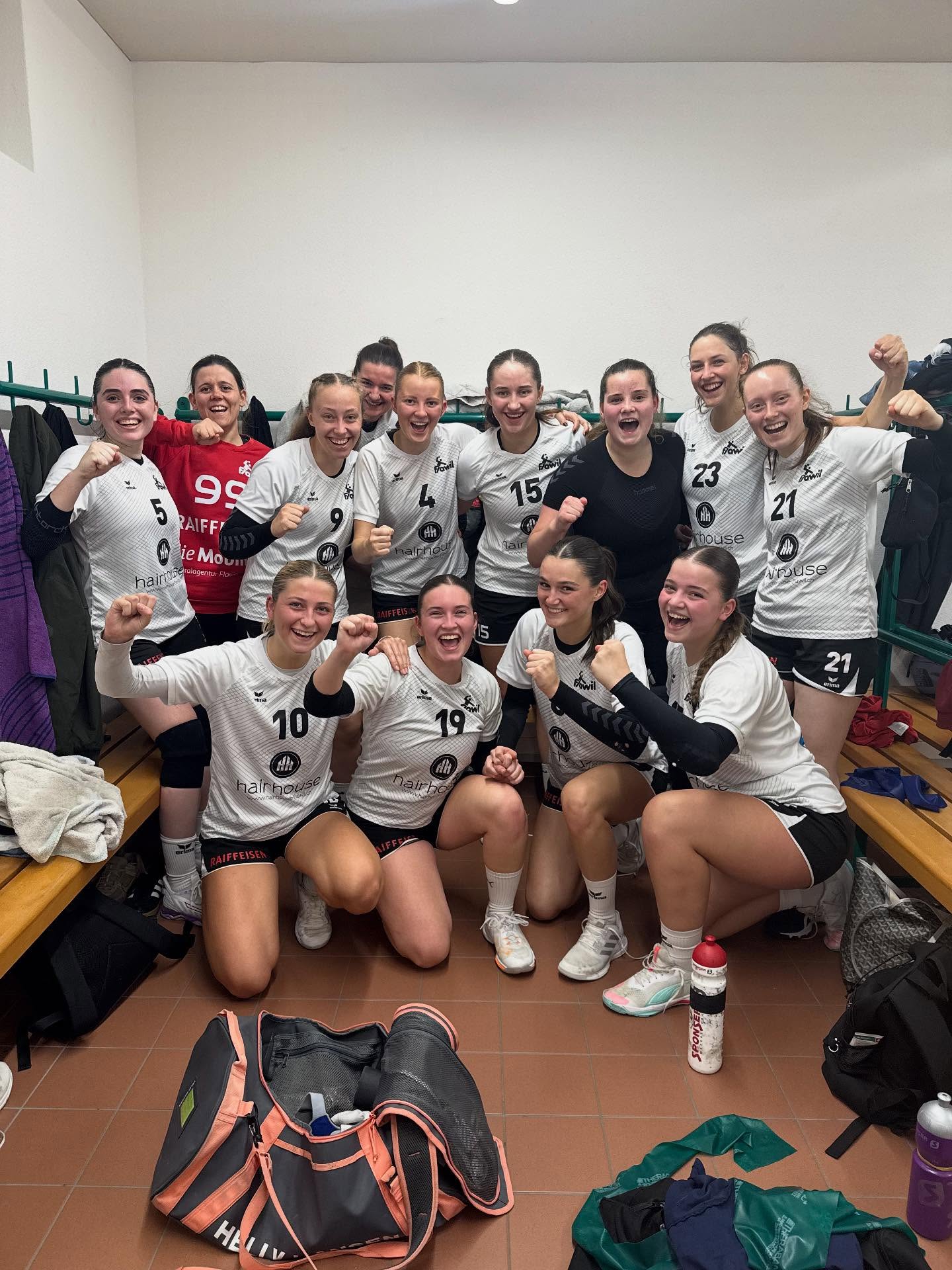 Unser Damen 1 zeigte heute Abend gegen den HC Amriswil eine starke Leistung. 🔥
Mit viel Teamgeist, Einsatz und grossem Willen kontrollierte das Team den Match über weite Strecken und setzte sich schliesslich klar mit 29:19 durch. 💪🏽🤾🏼♀️
Dank diesem überzeugenden Auftritt nehmen unsere Damen die zwei Punkte verdient mit nach Hause.👏🏽
#hcflawil #damen1 #auswärtssieg #2punkte #handball #handballschweiz