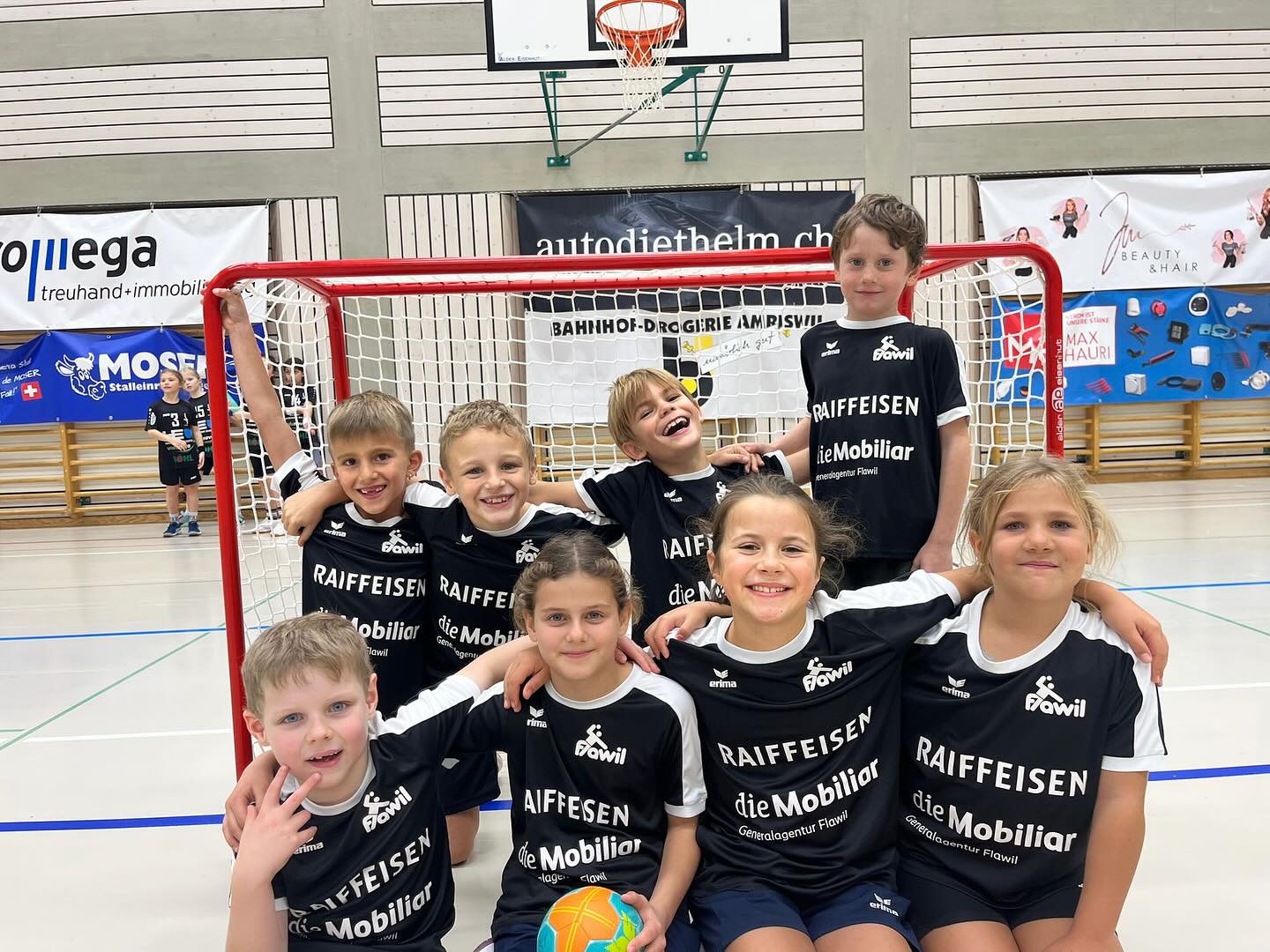 Unsere Kleinsten ganz gross! 💙🤾♂️
Letzten Sonntag durften unsere jüngsten Handballstars ihren zweiten Spieltag in Amriswil bestreiten!
Mit ganz viel Lernfreude, Mut und strahlenden Gesichtern wurde gepasst, geworfen und verteidigt. 🏃♀️🔥
Der Spass am Handball stand wie immer im Mittelpunkt und genau so lieben wir es!
Wir sind mega stolz auf euch! 💪✨
#handball #nachwuchs #spieltag #hcflawil #teamspirit #handballkids