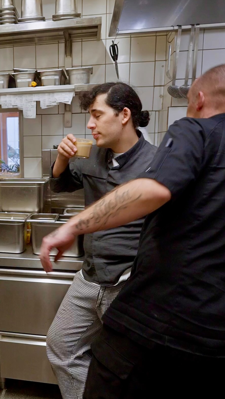 POV: WENN DER BRUNCH-RUSH IM VOLLEM GANGE IST, ICH ABER NOCH 1 MINUTE PAUSE HABE
.
.
.
.
.
#themorgenmuffel #hamburg #gastronomy #comedy #gastroart #eppendorf #onthetable #whatsforbreakfast #brunchtime #recipe #breakfast #chef #funny #rush #nostress