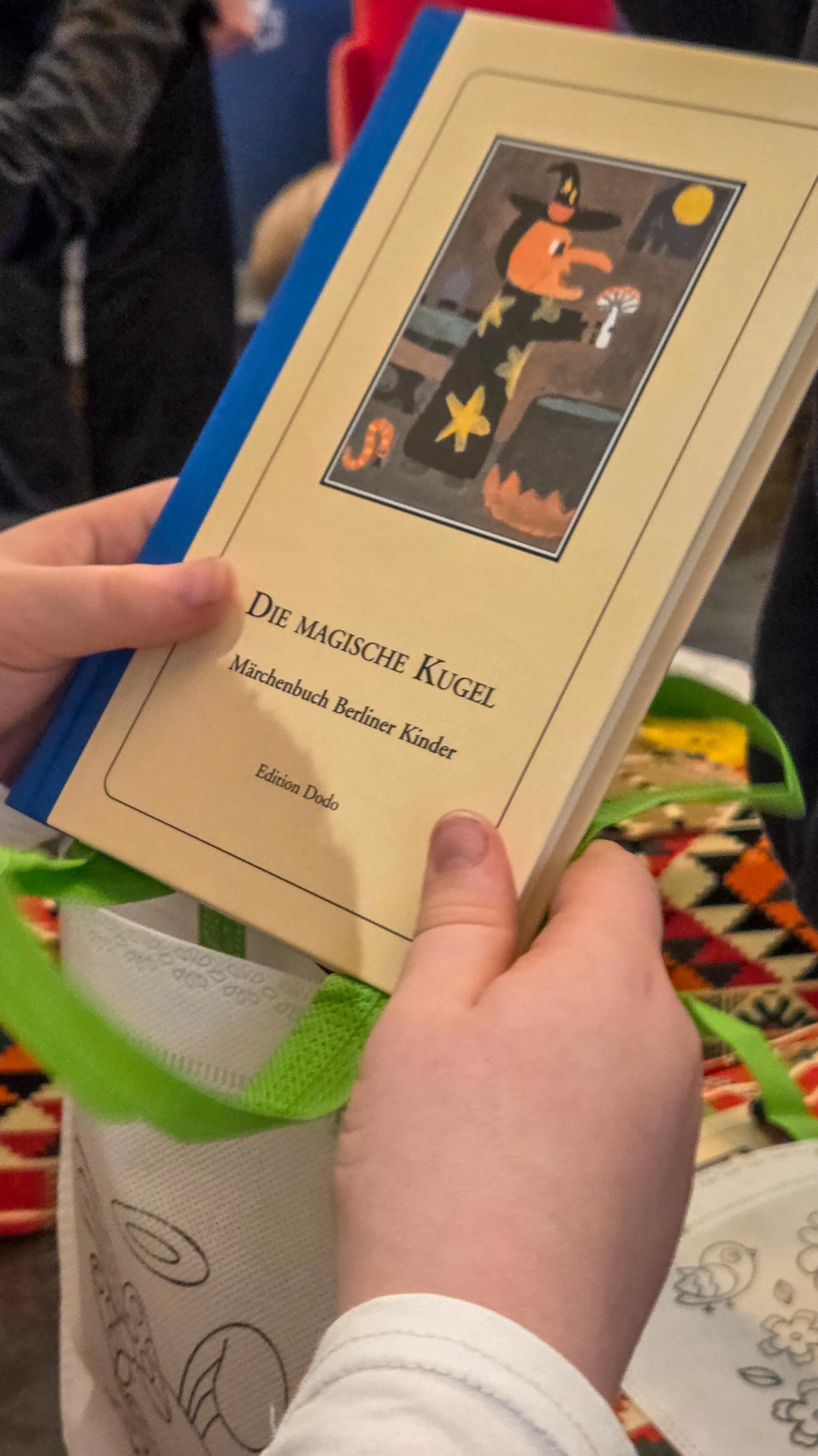 ✨ Ein zauberhafter Vormittag im Divan! ✨
Im Rahmen der Berliner Märchentage hatten wir die Freude, die 5. Klasse der Grundschule Zepernick bei uns zu begrüßen. Gemeinsam tauchten wir in das Märchen „Der Fischer und der Dschinn“ aus 1001 Nacht ein – zweisprachig erzählt, lebendig gelesen und mit viel Staunen verfolgt. 📚
Nach der Lesung wurde es kreativ: Die Kinder entdeckten die arabische Schrift, ließen ihre Namen kalligrafisch gestalten und probierten selbst die kunstvollen Buchstabenformen aus. Die Begeisterung und Neugier waren in jedem Moment spürbar. ✍️✨
📸 Hier zeigen wir euch erste Eindrücke dieses besonderen Tages.
🎥 Das Video dazu folgt bald – bleibt gespannt!
—
صباح ساحر في الديوان! ✨
في إطار مهرجان أيام للحكايات الخرافية استضاف الديوان طلاب الصف الخامس من مدرسة زيبرنك الابتدائية. انطلقنا معًا في رحلة داخل عالم حكاية "الصياد والعفريت" من ألف ليلة وليلة – بحكاية ثنائية اللغة، نابضة بالحياة، تابَعها الأطفال باندهاش وفضول. 📚
بعد القراءة، أصبح الجو أكثر إبداعًا: حيث اكتشف الأطفال جمال الحروف العربية، وكتبنا لهم أسماءهم بالخط العربي، كما جرّبوا بأنفسهم تشكيل الحروف الملتوية. كانت الحماسة والفضول حاضرين في كل لحظة. ✍️✨
📸 نشارككم هنا أولى اللقطات من هذا اليوم المميز.
🎥 والفيديو قادم قريبًا – ترقّبوه!
#märchen #märchenland #kulturhaus #divan #berlin #arabischekultur #kultur #derdivan #arabischeskulturhaus ✨ Ein zauberhafter Vormittag im Divan! ✨
Im Rahmen der Berliner Märchentage hatten wir die Freude, die 5. Klasse der Grundschule Zepernick bei uns zu begrüßen. Gemeinsam tauchten wir in das Märchen „Der Fischer und der Dschinn“ aus 1001 Nacht ein – zweisprachig erzählt, lebendig gelesen und mit viel Staunen verfolgt. 📚
Nach der Lesung wurde es kreativ: Die Kinder entdeckten die arabische Schrift, ließen ihre Namen kalligrafisch gestalten und probierten selbst die kunstvollen Buchstabenformen aus. Die Begeisterung und Neugier waren in jedem Moment spürbar. ✍️✨
📸 Hier zeigen wir euch erste Eindrücke dieses besonderen Tages.
🎥 Das Video dazu folgt bald – bleibt gespannt!
—
صباح ساحر في الديوان! ✨
في إطار مهرجان أيام للحكايات الخرافية استضاف الديوان طلاب الصف الخامس من مدرسة زيبرنك الابتدائية. انطلقنا معًا في رحلة داخل عالم حكاية "الصياد والعفريت" من ألف ليلة وليلة – بحكاية ثنائية اللغة، نابضة بالحياة، تابَعها الأطفال باندهاش وفضول. 📚
بعد القراءة، أصبح الجو أكثر إبداعًا: حيث اكتشف الأطفال جمال الحروف العربية، وكتبنا لهم أسماءهم بالخط العربي، كما جرّبوا بأنفسهم تشكيل الحروف الملتوية. كانت الحماسة والفضول حاضرين في كل لحظة. ✍️✨
📸 نشارككم هنا أولى اللقطات من هذا اليوم المميز.
🎥 والفيديو قادم قريبًا – ترقّبوه!
#märchen #märchenland #kulturhaus #divan #berlin #arabischekultur #kultur #derdivan #arabischeskulturhaus