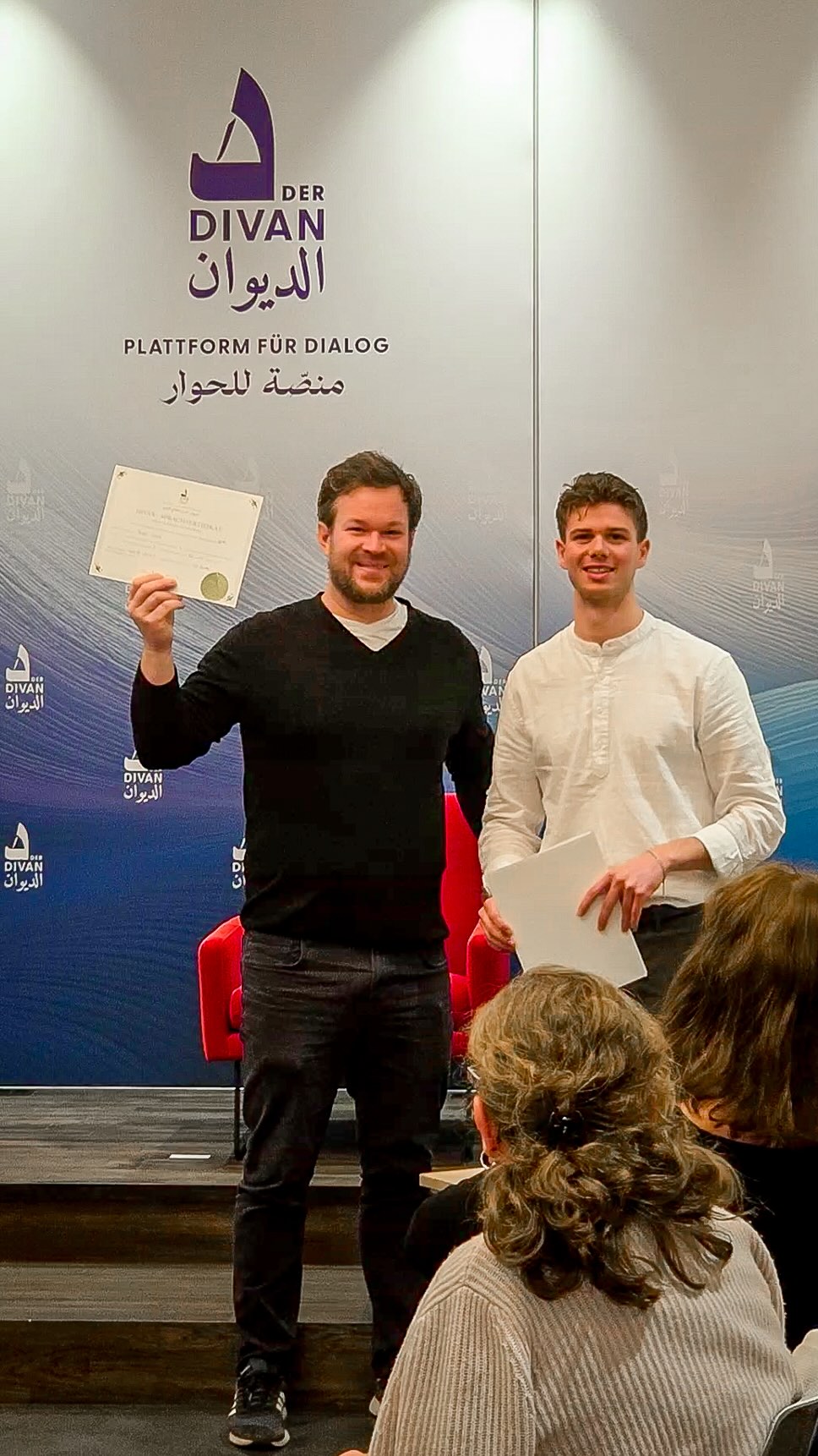 🎥 Unser Video zur Zertifikatsübergabe ist da!
Ein kurzer Rückblick voller Stolz und schöner Momente. Danke an alle Teilnehmenden für eure Motivation und euren Einsatz! 🤝📚
Viel Freude beim Anschauen! 🎓🌍
——
🎥 فيديو تسليم الشهادات أصبح جاهزًا!
لمحة سريعة مليئة بالفخر ولحظات جميلة. شكرًا لجميع المشاركين على حماسكم وجهودكم! 🤝📚
نتمنى لكم مشاهدة ممتعة! 🎓
#arabischlernen #arabic #divan #kulturhaus #berlin #arabischekultur #kultur #derdivan #arabischeskulturhaus 🎥 Unser Video zur Zertifikatsübergabe ist da!
Ein kurzer Rückblick voller Stolz und schöner Momente. Danke an alle Teilnehmenden für eure Motivation und euren Einsatz! 🤝📚
Viel Freude beim Anschauen! 🎓🌍
——
🎥 فيديو تسليم الشهادات أصبح جاهزًا!
لمحة سريعة مليئة بالفخر ولحظات جميلة. شكرًا لجميع المشاركين على حماسكم وجهودكم! 🤝📚
نتمنى لكم مشاهدة ممتعة! 🎓
#arabischlernen #arabic #divan #kulturhaus #berlin #arabischekultur #kultur #derdivan #arabischeskulturhaus