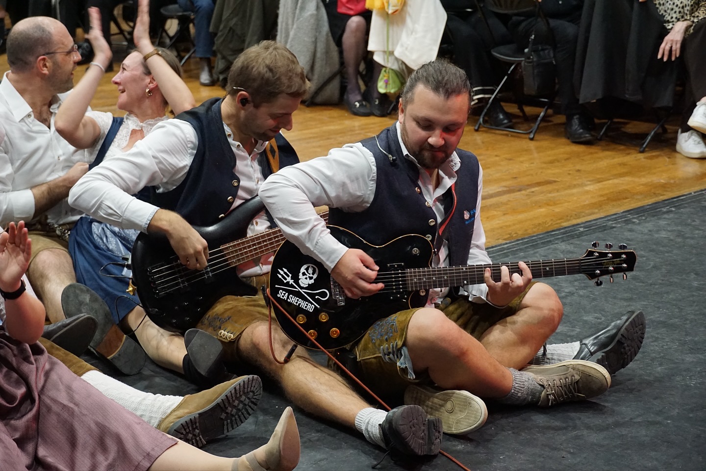 🥐🍷🧀
🇫🇷 Descente en bobsleigh en France
🇩🇪 Bobfahrt in Frankreich
Merci @croixrouge.livrygargan & @brk_ffb
#france #deutschfranzösisch #bobfahrt #travel #paris #sauguad #party #music #covermusic