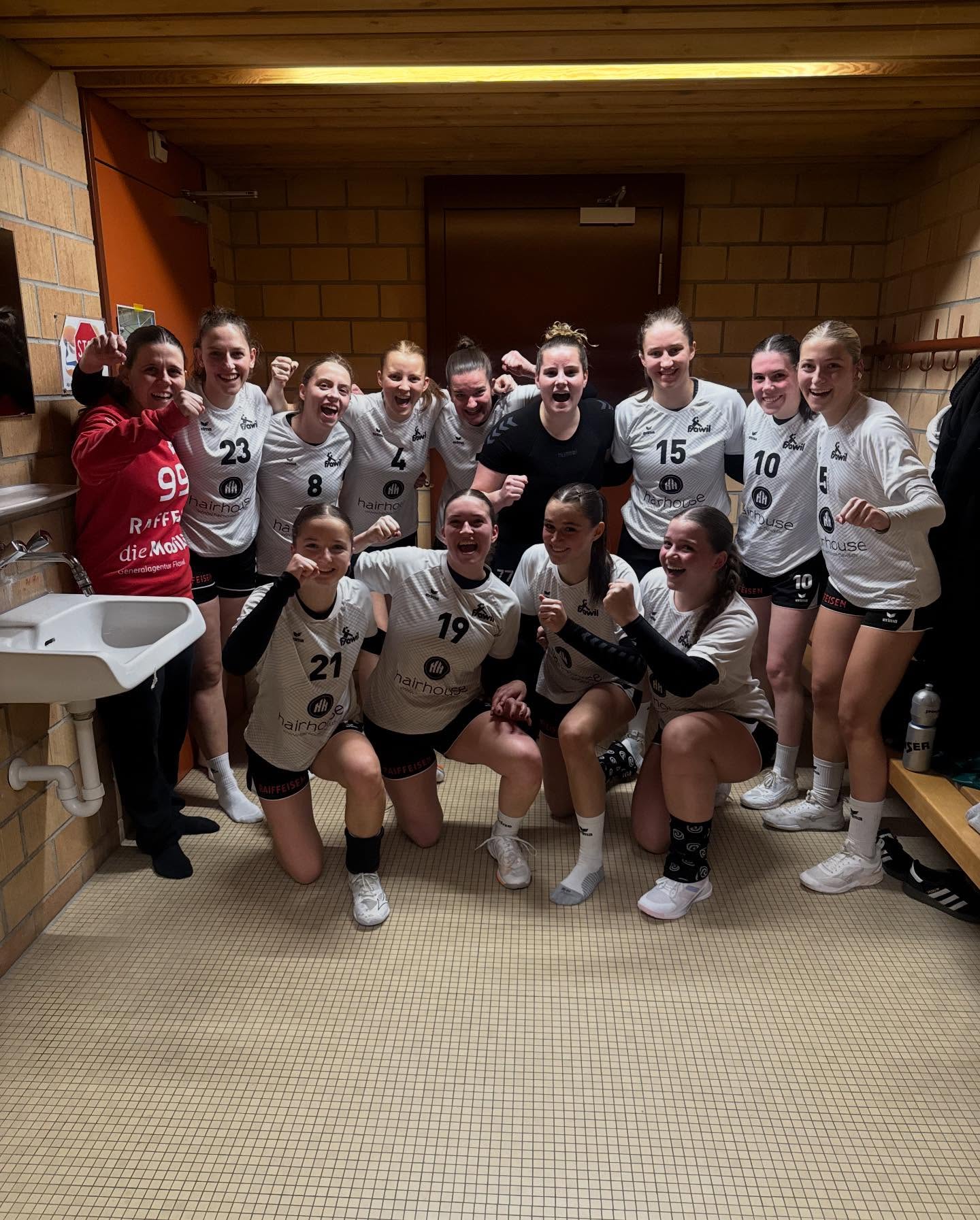 Heute Abend traf unser Damen 1 im Auswärtsspiel auf den HC Uzwil. Mit vielen Emotionen, Willen und konsequentem Zug zum Tor setzte sich unser Damen 1 Schritt für Schritt ab und entschieden die Partie schliesslich verdient mit 34:25 für sich. Sie starten somit, mit 8/8 Siegen in das neue Jahr.
Gratulation!💪🏽🤾🏼♀️
#hcflawil #damen1 #auswärtssieg #2punkte #weiterso