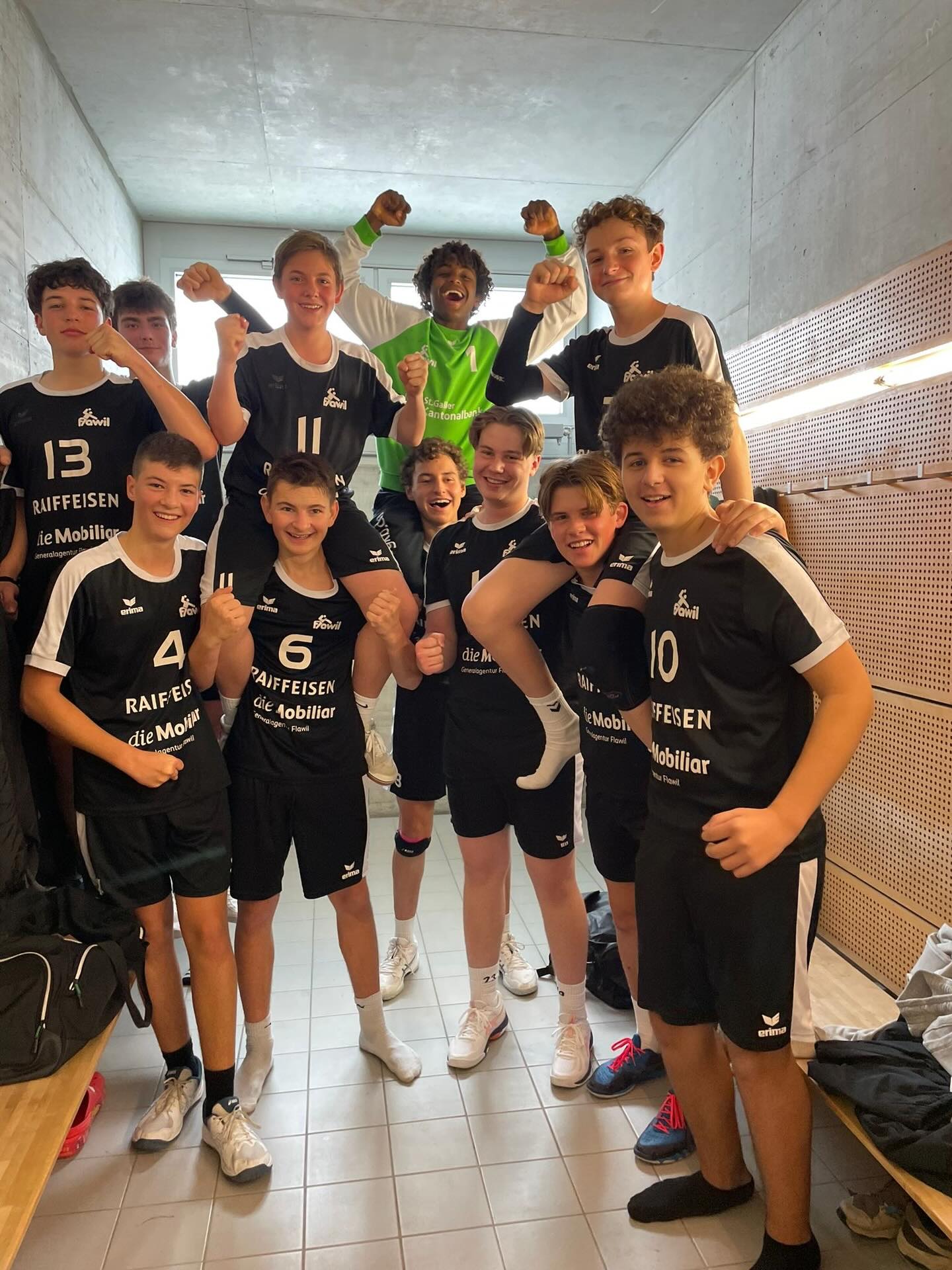 Unsere MU17 gewann gestern im Heimspiel gegen SG Goro/BSG mit einem 43:31, somit blieben die 2Punkte Zuhause! Gratualtion Jungs🔥🤾🏽
#hcflawil #mu17 #handball #heimsieg #2punkte