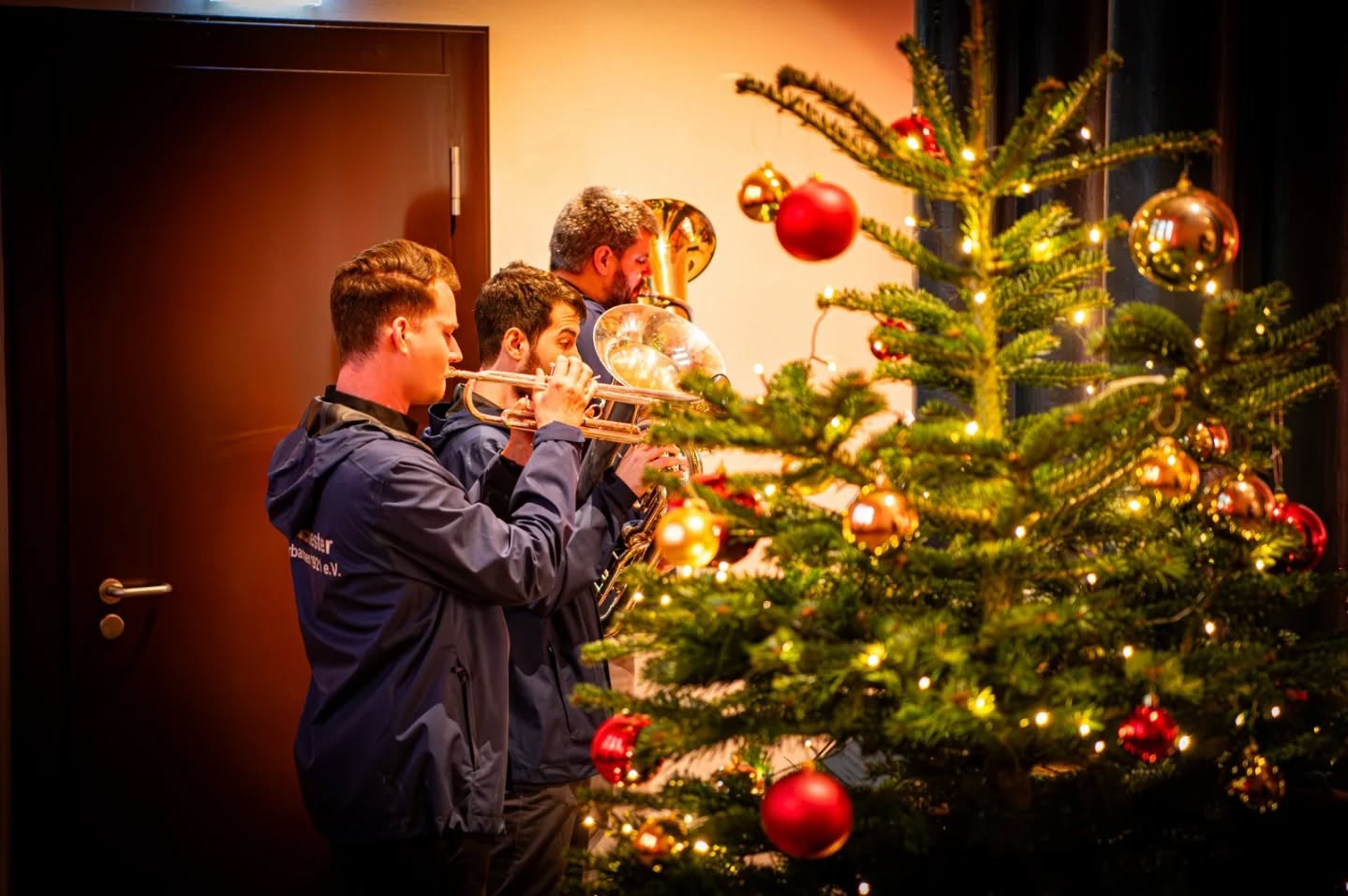 🎄
#weihnachtsmusik #weihnachten #weihnachtszauber #weihnachtsmarkt #wuppertal #immanuelskirche #immanuelskirchewuppertal #blasorchesteroberbarmen #blasorchester #blasmusik #musik #musikdieverbindet #musikverein #christmas #christmassong