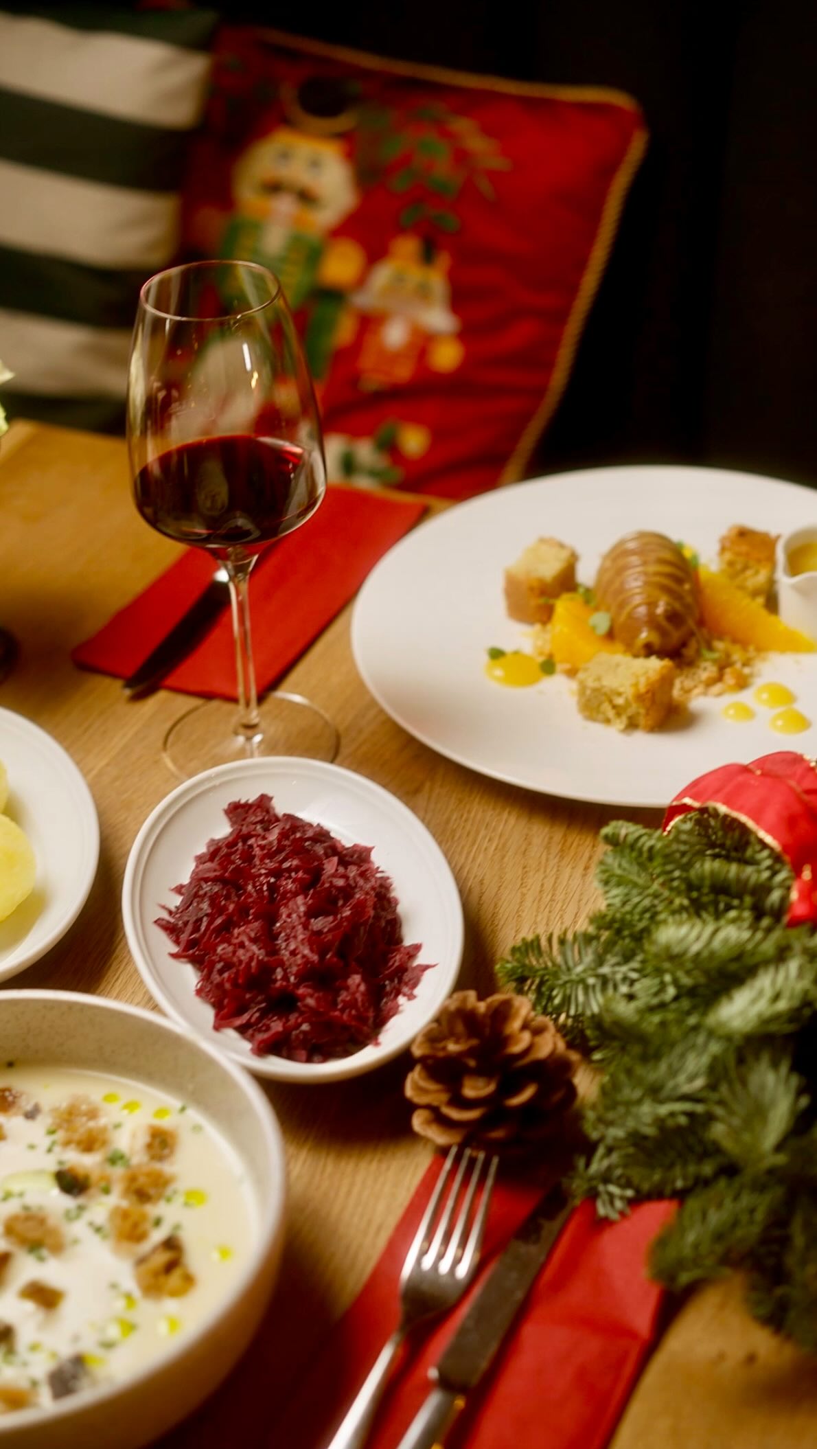 Ab dem 01.12.25 ist es endlich so weit:
Unser zusätzliches Weihnachtsmenü bringt eure Herzen (und Bäuche) offiziell in Festtagsstimmung! 🎅✨
Wir lieben diese besondere Zeit des Jahres – den Duft, die Lichter, das gemütliche Miteinander… und natürlich das gute Essen! ❤️✨
Und genau diese Weihnachtsmagie wollen wir mit euch teilen.
Kommt vorbei, genießt unsere weihnachtlichen Kreationen und lasst euch schon jetzt von dieser besonderen Atmosphäre verzaubern. 🎄✨
Wir können den Dezember kaum erwarten – und wir freuen uns darauf, ihn mit euch noch festlicher zu machen! ❄️✨
.
.
.
.
.
.
#themorgenmuffel #hamburg #eppendorf #onthetable #whatsforbreakfast #brunchtime #recipe #breakfast #frühstück #christmas #christmastime #weihnachten #weihnachtszauber #merrychristmas #christmastime